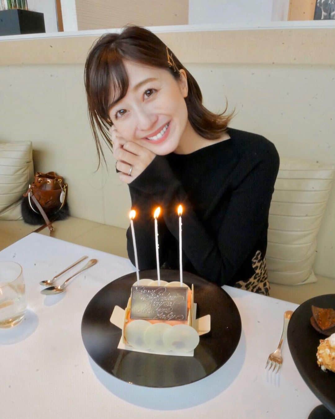 水野佐彩さんのインスタグラム写真 - (水野佐彩Instagram)「・ 千春さんと真由にお祝いしてもらいました🎂❤️ 行きたかったBeige🍽 ご飯が美味しいのはもちろん ケーキが可愛すぎて、、🥺🎂❤️ 本当に幸せなランチタイムをありがとうございました💕 ふたりとも"先輩ママ"なのだけど 本当にたくさん教えてくれるから いつも帰りは携帯のメモがいっぱい🤰🏼💕 かなーり❣️頼りにしてます👶🏻 まだBabyグッズを何も買っていないので そろそろ揃えないとだなあと思いつつ ポチッとしたら明日届く時代なので まだいいか〜とも思いつつ。 性格上、あれもこれもと止まらなくなりそうでセーブしてます🥺笑 みんな何から買い出すのかなあ？ あ。私が着ているお洋服は @allsaintsjapan です🐆 レオパードキャミワンピとニットのセット🧶 ムチムチな今の身体も なかなかほっそり見えるお洋服で笑 とても気に入ってます😬💙 #beigealainducasse #chanelginza #mybirthday #三十路 #happy30」10月21日 18時48分 - saaya_mizuno