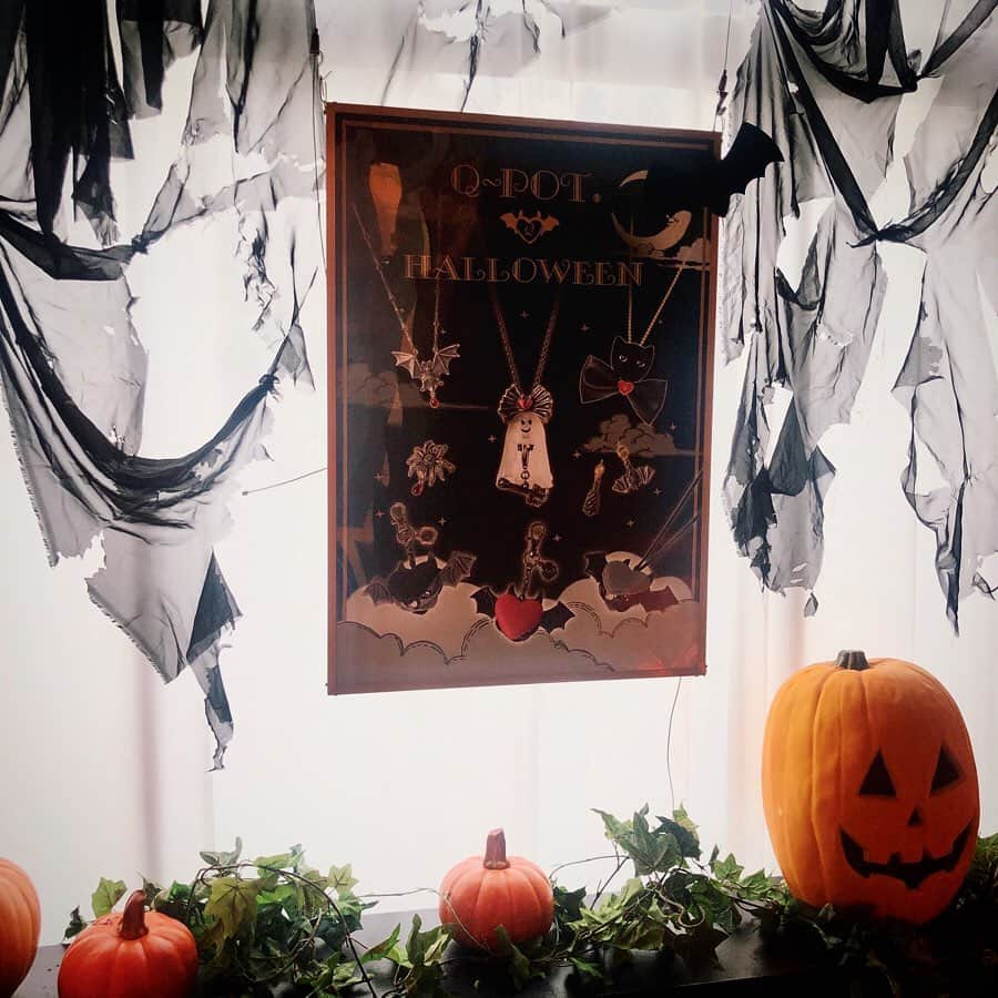 のインスタグラム：「Halloween season is finally here🎃🖤 Photos from Q-pot. Omotesando flagship shop in Tokyo!」