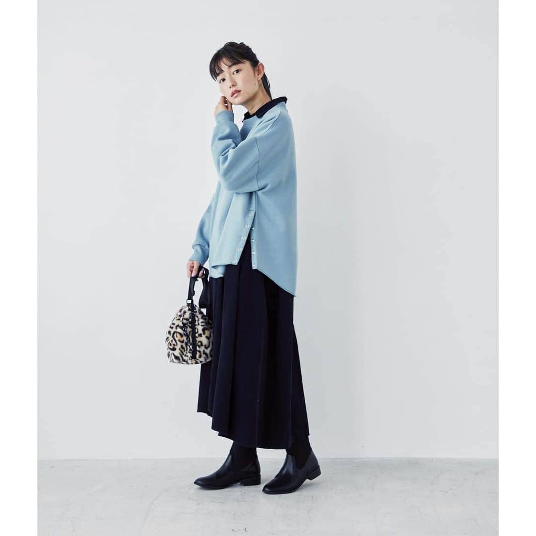 niko and ...さんのインスタグラム写真 - (niko and ...Instagram)「. 【着回しアイテム▶▶シャツワンピース】 . 一枚でワンピースとして着ても、羽織としても決まる万能アイテムです。足首が覗く着丈で、シンプルながら抜け感があり、女性らしい着回しにオススメ！ 合わせのアイテムをカラーであそんで、メリハリをつけましょう。 . 「#ニコフク。」は男女交互に5日毎で着回し術をご紹介。 @nikoand_official のストーリーズで毎日配信をしていますので是非チェックを！ . .  #nikoand #ニコアンド #であうにあう #styleeditorialbrand #uni9uesenses  #everyday_nikofuku #ニコフク #シャツワンピコーデ #阿部朱梨」10月21日 19時03分 - nikoand_official
