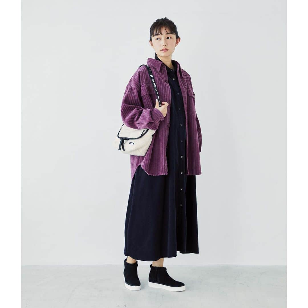 niko and ...さんのインスタグラム写真 - (niko and ...Instagram)「. 【着回しアイテム▶▶シャツワンピース】 . 一枚でワンピースとして着ても、羽織としても決まる万能アイテムです。足首が覗く着丈で、シンプルながら抜け感があり、女性らしい着回しにオススメ！ 合わせのアイテムをカラーであそんで、メリハリをつけましょう。 . 「#ニコフク。」は男女交互に5日毎で着回し術をご紹介。 @nikoand_official のストーリーズで毎日配信をしていますので是非チェックを！ . .  #nikoand #ニコアンド #であうにあう #styleeditorialbrand #uni9uesenses  #everyday_nikofuku #ニコフク #シャツワンピコーデ #阿部朱梨」10月21日 19時03分 - nikoand_official