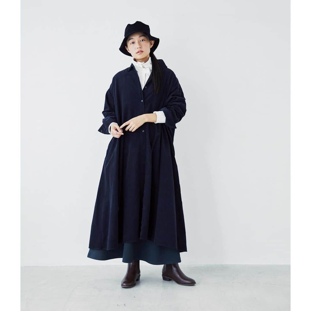 niko and ...さんのインスタグラム写真 - (niko and ...Instagram)「. 【着回しアイテム▶▶シャツワンピース】 . 一枚でワンピースとして着ても、羽織としても決まる万能アイテムです。足首が覗く着丈で、シンプルながら抜け感があり、女性らしい着回しにオススメ！ 合わせのアイテムをカラーであそんで、メリハリをつけましょう。 . 「#ニコフク。」は男女交互に5日毎で着回し術をご紹介。 @nikoand_official のストーリーズで毎日配信をしていますので是非チェックを！ . .  #nikoand #ニコアンド #であうにあう #styleeditorialbrand #uni9uesenses  #everyday_nikofuku #ニコフク #シャツワンピコーデ #阿部朱梨」10月21日 19時03分 - nikoand_official