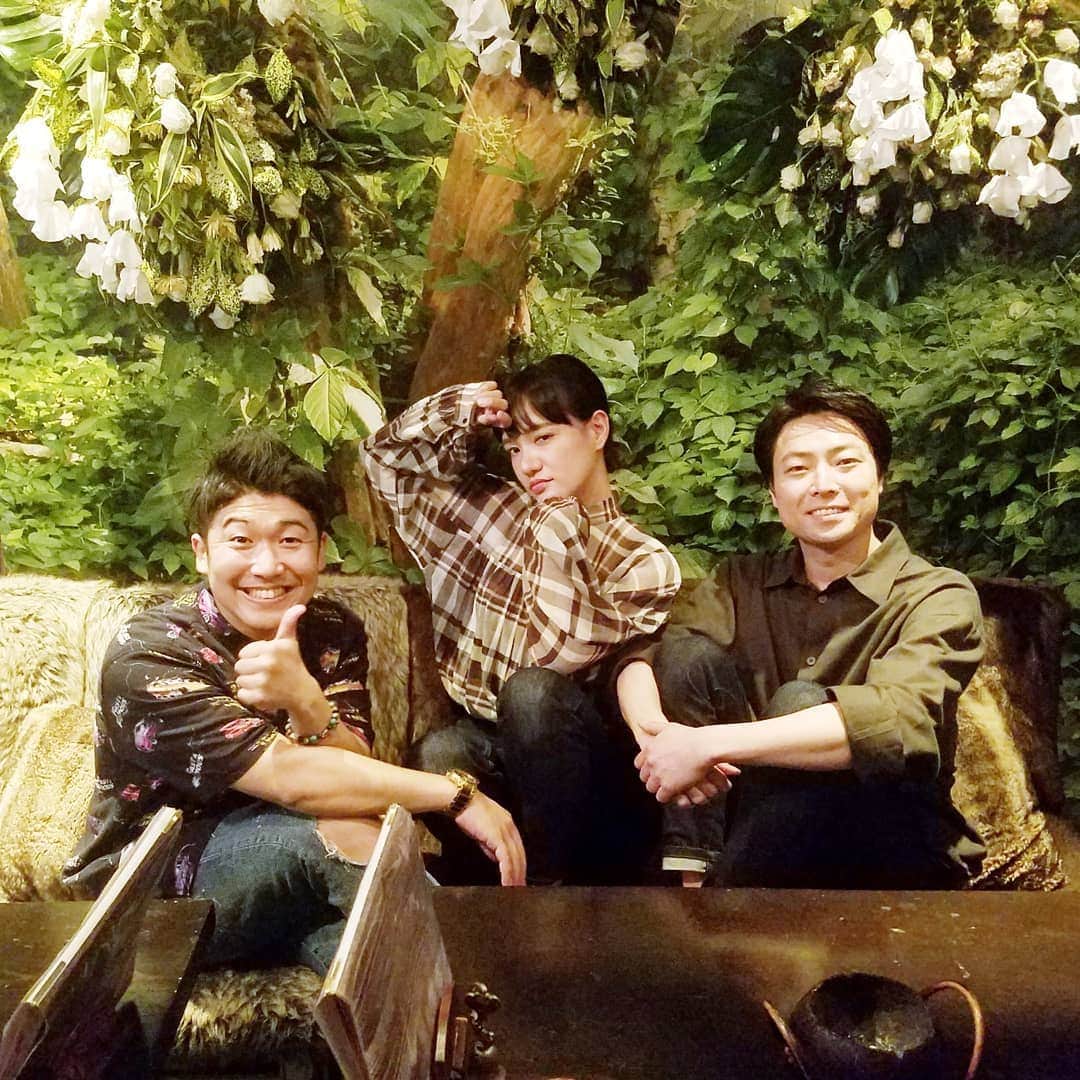 のインスタグラム：「昨夜。  タケオさん&早苗姉さんと一緒に呑ませていただきましたよ！  久しぶりに、ジャングルバーへも行かせていただきましたよ！  そりゃ～もぉ、べらぼう通り越してブラボーに、  たぁのしぃーーーかったぁ～っすよ！！！！！ 😆😆😆😆💨💨💨💨💨🎶🎶🎶🎶🎶✨✨✨✨✨」