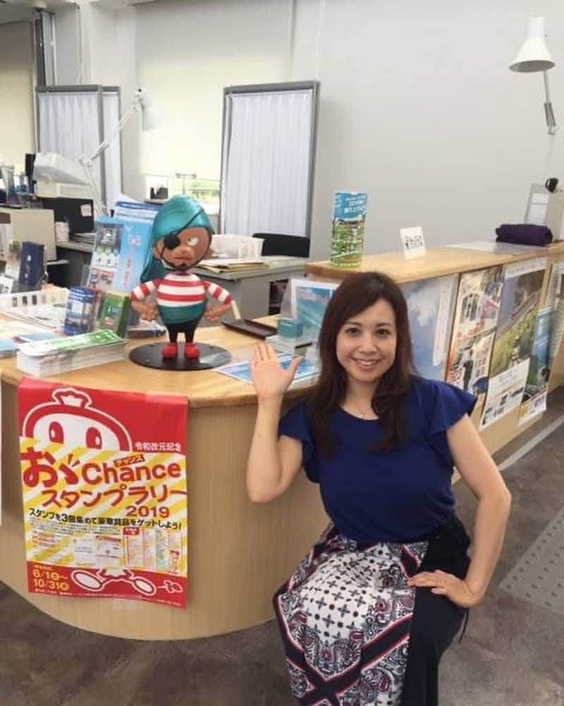 女子アナ47さんのインスタグラム写真 - (女子アナ47Instagram)「あのキャラクターに会える！  こんにちは！ 元岩手朝日テレビアナウンサーの藤原規衣です。  実は岩手県には『ひょっこりひょうたん島』のモデルとなった島があるんです！  その島の最寄駅では『ひょっこりひょうたん島』のキャラクターに出会えるんです！！！ あの懐かしのキャラクターに会いに岩手に来てみませんか？  #女子アナ47 #47発信プロジェクト #アナウンサー #フリーアナウンサー #女子アナ #地方創生 #地方創生アナウンサー #司会 #司会者 #岩手観光 #岩手旅行 #ひょっこりひょうたん島 #ひょっこりひょうたん島のモデル #ひょうたん島 #サンデー先生 #トラヒゲ #ドンガバチョ #大槌 #大槌町 #大槌駅 #三陸鉄道 #三陸鉄道の旅 #蓬莱島 #旅行大好き #東北旅行 #旅行好き女子 #旅行好き✈️」10月21日 18時58分 - jana47com