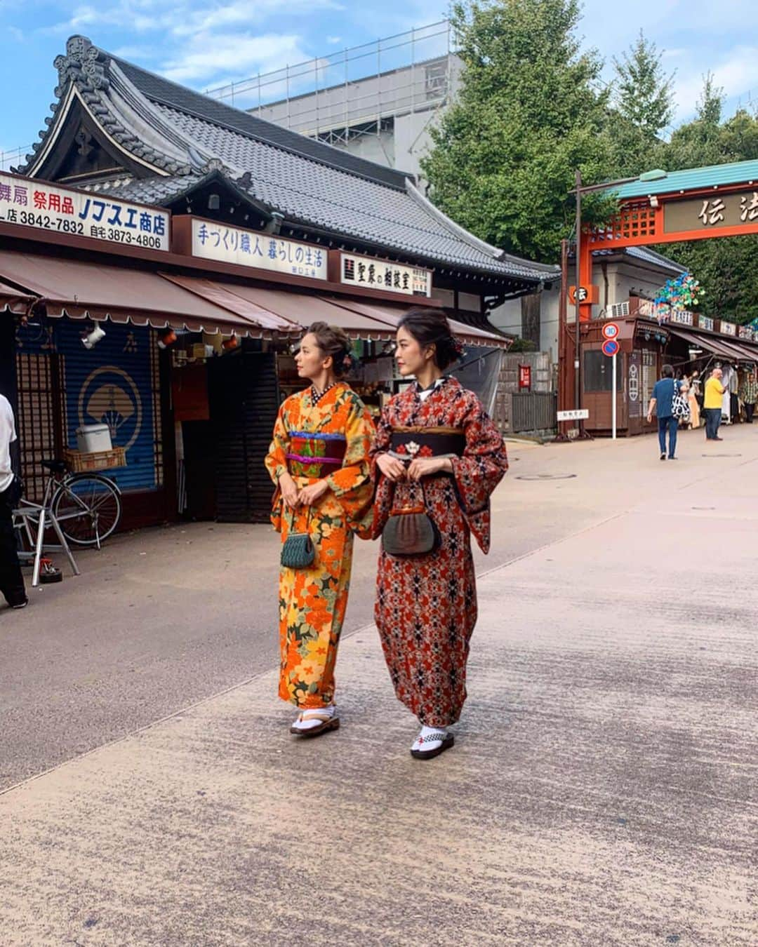 フランク奈緒美ロレインさんのインスタグラム写真 - (フランク奈緒美ロレインInstagram)「. . 浅草で食べ歩き😋👘 レトロで素敵な着物は Shimで着付けしてもらいました💗 色々食べ歩きしたけど、 私のおすすめは浅草メンチ😍 絶対みんなにも食べてほしい！ とても良い観光の時間過ごせたなぁ☺️✨ . . #JALミーツニュートーキョー#アンバサダーに選ばれました#JALで行く東京観光を体験#浅草#着物#食べ歩き#shim」10月21日 19時01分 - naomilorrainefrank