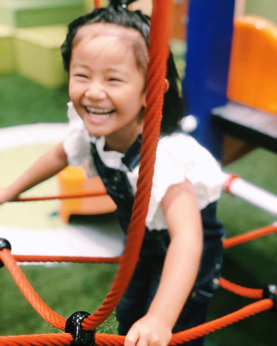 原田沙奈子さんのインスタグラム写真 - (原田沙奈子Instagram)「室内でアスレチックやおままごとや知育玩具で全力が過ぎるくらい遊んだ週末。 楽しいが溢れちゃって、走るしジャンプするしジッとしてられず写真がブレすぎ。笑 こんなに楽しそうなアマネの笑顔が見られるなんて幸せだ。 前日から楽しみにしていたもんなー。 ここは中山競馬場の中にあるボーネルンドがプロデュースしている“うまキッズルーム”。 天候も気にせずめいいっぱい遊べるし子供の楽しそうな笑顔と一緒にお洒落で可愛い写真もたくさん撮れる！ 中山競馬場の入場料を払えば無料で楽しめる有難さ。 綺麗だし、広いし、全力で楽しんで疲れてくれるし（←切実）いい場所知れた🙆‍♀️ 子供の遊び場を色々と探してる方！ぜひっ #中山競馬場#うまキッズルーム#pr」10月21日 19時05分 - sanakoharada