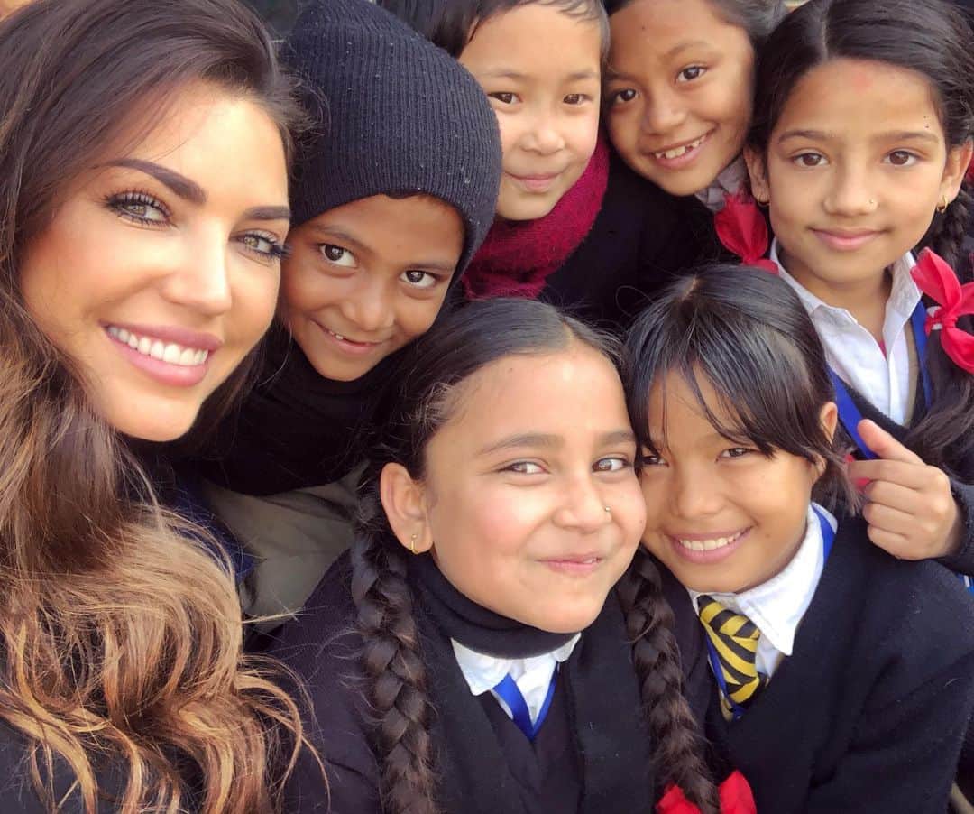 ヨランテ・ヴァン・カスベルヘンのインスタグラム：「Never underestimate the difference YOU can make in the lives of others. Peace begins with a smile.. ❤️ @freeagirl - We fight against child prostitution & trafficking. Together we CAN make a difference. #BringBackSmiles 🙏🏼 Wanna help? —> freeagirl.com」