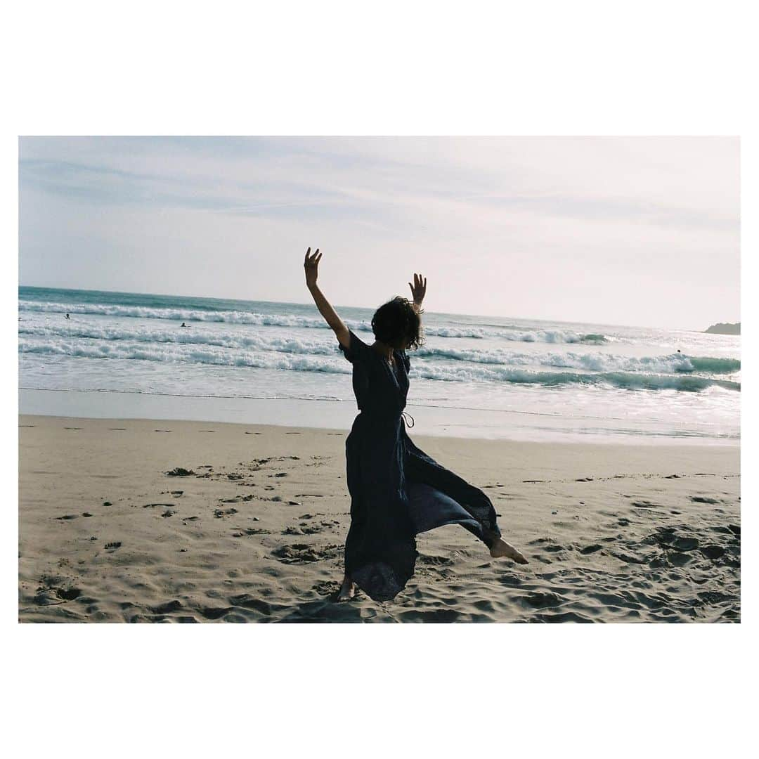 アナ・ウラルのインスタグラム：「It took years of witchery to bend the elements. And heavy bribes. #dance #ocean #portugal #vagabonds #throwback #beach #shootonfilm #leica #filmisnotdead #raum #love」