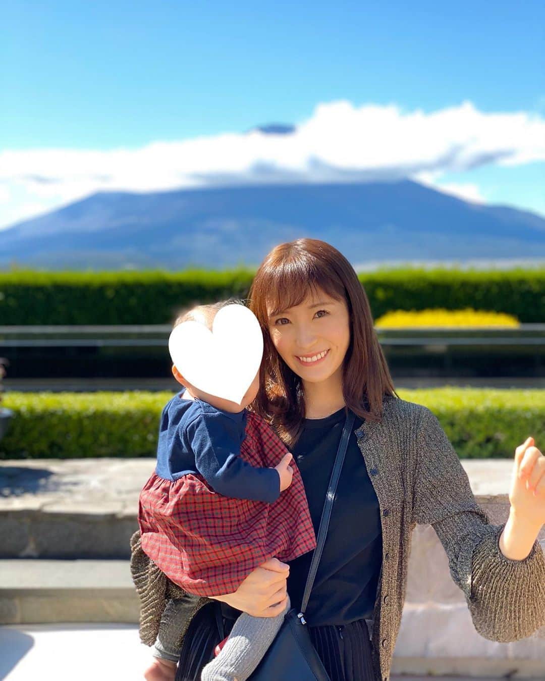 小林真由のインスタグラム：「⋆﻿ ⋆﻿ 山中湖へ🏔﻿ いつ見ても凛とした富士山にパワーをもらえる！﻿ いつかダイアモンド富士見てみたいなぁ。﻿ ﻿ 気持ち良い季節ですね🥺﻿ 秋がもう少し続きますように🌰🍁﻿ ﻿ #山中湖 #富士山 #旅行 #国内旅行 #子連れ旅行 #生後﻿11ヶ月 #女の子ベビー #ベビー #ファミリア #familiar #iphone11promax」