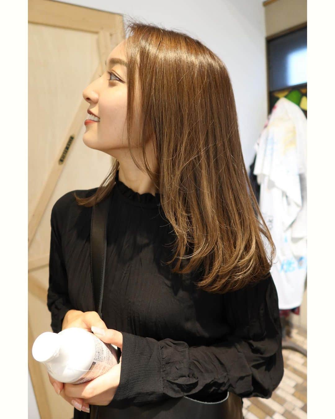 かんだまのインスタグラム：「1ヶ月以上ぶりとなった美容院💇‍♀️ 「肌がみえる面積が少なくなるこれからの季節、黒ばっか切るだまにとってカーキやアッシュだと暗い印象になりすぎちゃうからハイライトも入ってるしベージュにしたよ☺︎」だって。気遣いさすがのきょーちゃん @ky0suke いつもありがとう👶♪ . そしてこの投稿より数年ぶりにデジカメ復帰☺︎笑」