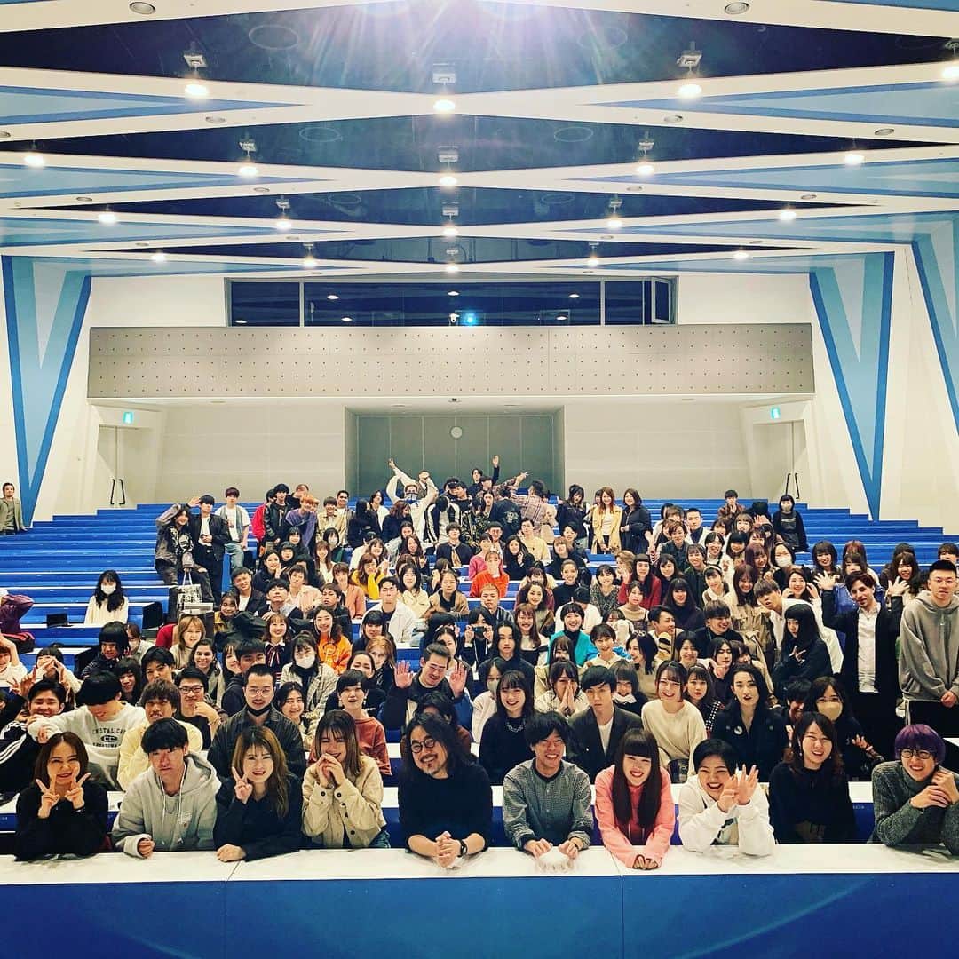 坂崎タケシのインスタグラム：「毎年恒例のモード学園スペシャルゼミで、特別講師としてお話させていただきました。相変わらず言いたい放題の90分でしたが、楽しい時間でした‼︎生徒諸君、御清聴ありがとうございました‼︎記念撮影。」