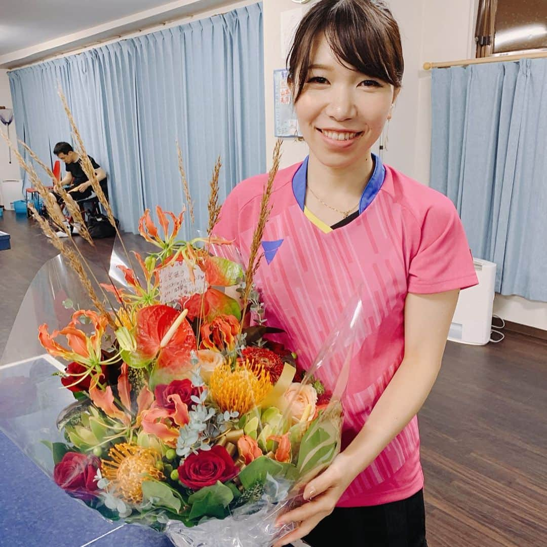 若宮三紗子のインスタグラム：「先日青山スポーツさんで﻿ 講習会をさせていただきました🏓﻿ ﻿ 実は私…﻿ すごく人見知りではじめての場所緊張するのですが。﻿ 緊張すると無表情になるクセのおかげで﻿誰にもバレません。笑笑﻿ ﻿ ですがそんな事も気にならないくらい﻿ 皆さんフレンドリーに﻿ 接してくださってとても楽しい時間でした！！﻿ ﻿ 最後にお花💐までいただいたのに﻿ 集合写真を撮り忘れてたのが残念。﻿ ﻿ 2枚目はとても可愛い女の子に﻿ 一目惚れしたので撮ってもらいました❤️笑﻿ ﻿ ありがとうございました‼︎﻿ #卓球 #講習会 #victas  #青山スポーツ #お花」