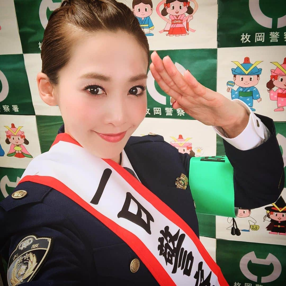 龍真咲さんのインスタグラム写真 - (龍真咲Instagram)「10月19日土曜日、#大阪府警枚岡警察署1日警察署長　無事に務めさせて頂きました❗️天気予報も雨でしたが、まさかの晴天☀️集まって下さったファンの皆様の笑顔にお会い出来、充実した1日でした❣️皆様、ありがとうございました🥺お手紙も嬉しかったですーっ💌 全国地域安全運動枚岡防犯大会では、ファンの皆様と一緒に客席から、警察官の皆様による犯罪に対する寸劇、表彰式に続いて防犯トークと必死に練習した護身術を、レクチャー💪ラストにはサプライズでジュニアオーケストラの皆さんの指揮をさせて頂くなど、盛り沢山でした。 約5か月ぶりに皆様と時間を共にする事が出来た事、そして何よりもファンの皆様を近くに感じて頂き自由にお話できる空間。その空間が、私は大好きです。マナーを守り、寄り添って下さるファンの皆様に感謝です。ありがとうございます✨ ちなみに、I💗真咲Tシャツは警察官の剣道と柔道の先生お手製のもの。お手製グッズにもほっこりして、嬉しかったです⤴︎ 皆さん、犯罪はすぐ近くにあります。私は大丈夫と思わず、おかしいな変だなと思ったらすぐ警察に‼︎そして、家族とのコミュニケーションも大切にしましょうね💡 また近く、お会い出来ますように…😊 #東大阪市龍真咲 #1日警察署長 最後に。。 やはりコスチューム、萌えました。笑」10月21日 19時24分 - masaki_ryu