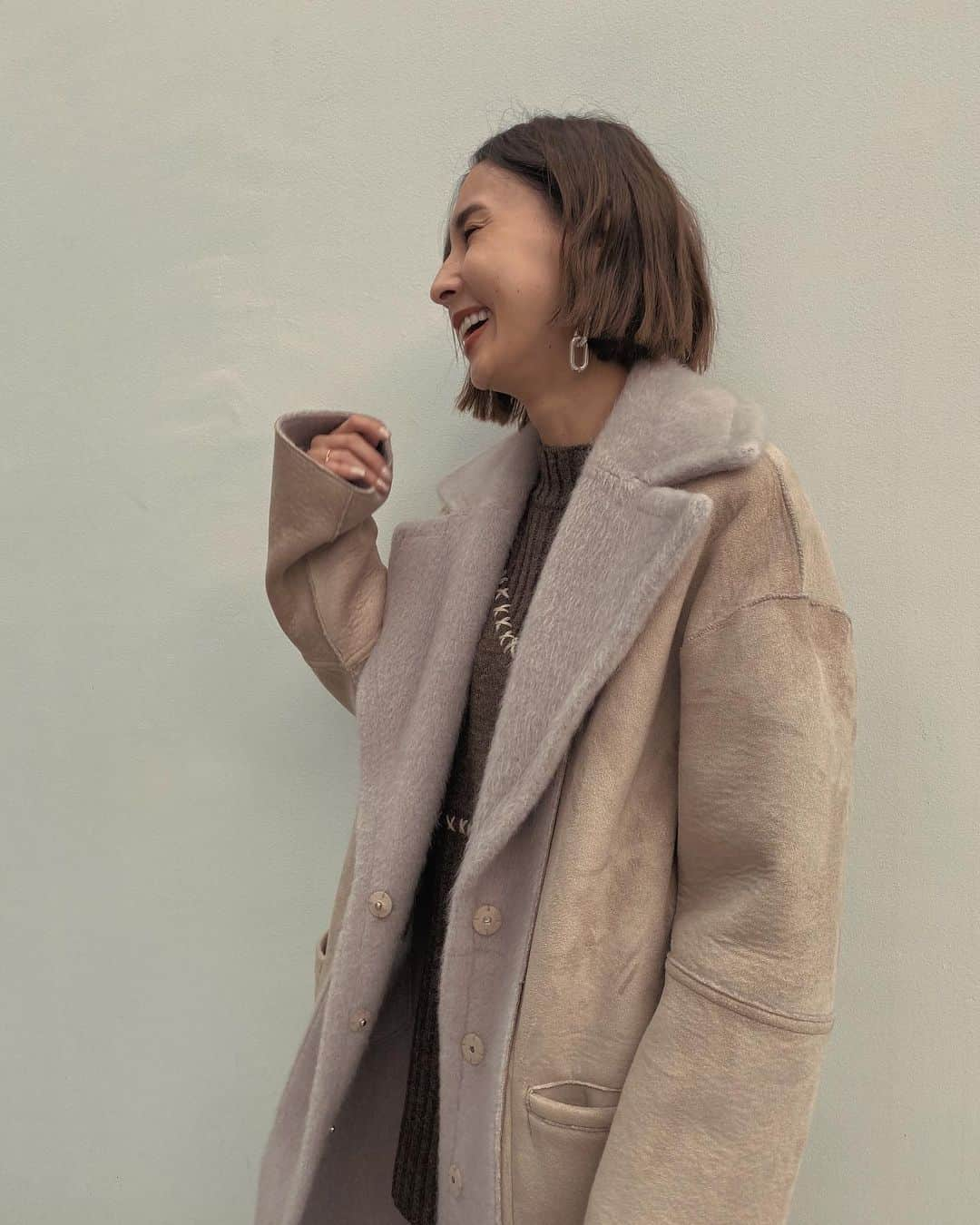 黒石奈央子さんのインスタグラム写真 - (黒石奈央子Instagram)「あめりふく。 . . BLANKET LIKE FAKE MOUTON COAT ¥29600+tax 10/22 X STITCH BUSTIER knit ¥14800+tax 10/22 SUEDE LIKE ZIPPER SK ¥16600+tax 10/25 . . ムートンコートのグレー❤️ カラー迷い中😂 . . @ameri_shinjuku @amerivintage @ameri_daikanyama @ameri.shinsaibashi #ameri#amerivintage #fashion #vintagefashion #coordinate#ootd#outfit#osanposnap #705_outfit #大人ファッション #大人コーディネート #大人スタイル #modestyle #modefashion#modecasual」10月21日 19時26分 - blackstone705