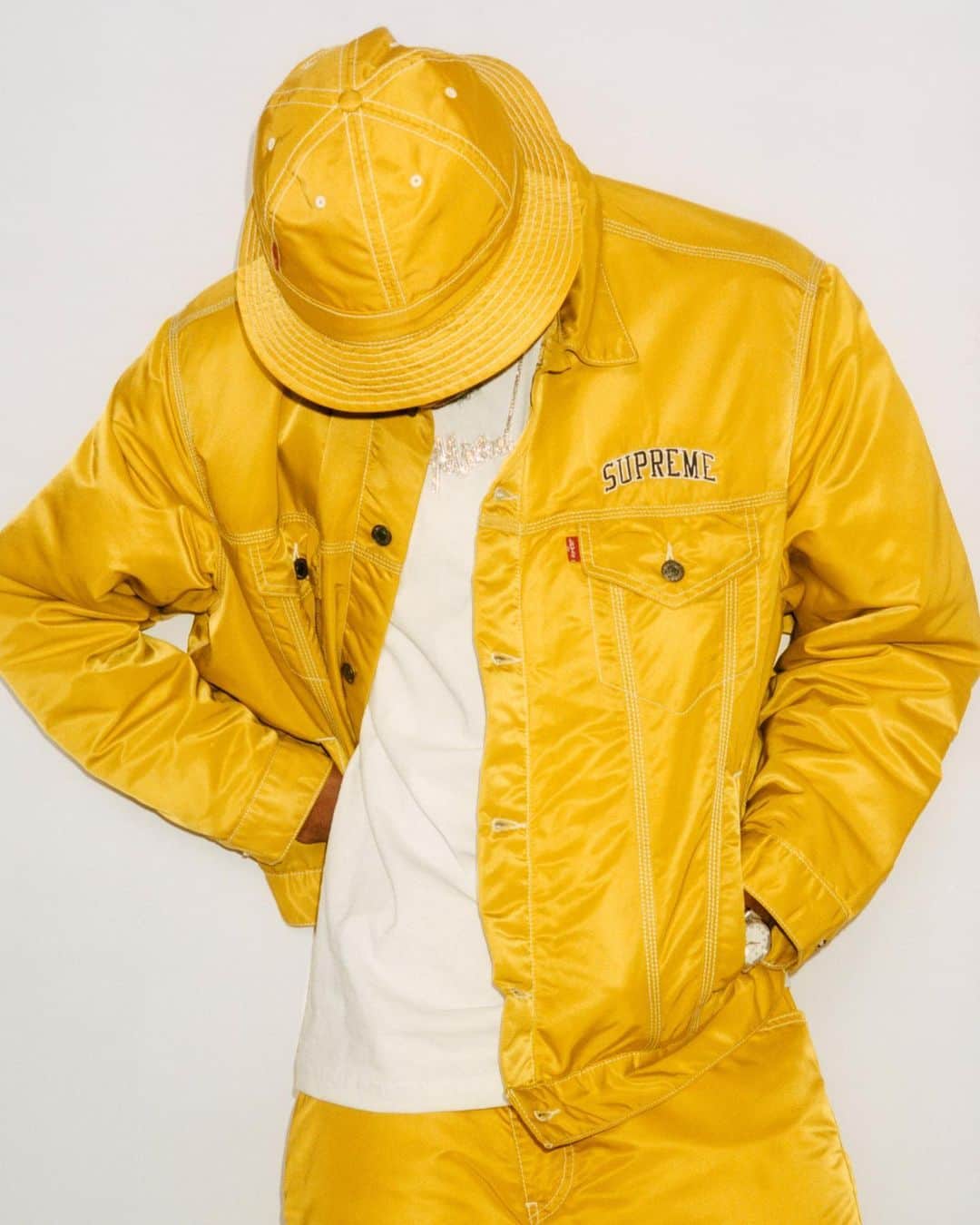 のインスタグラム：「@hypebeaststyle : Supreme と Levi’s® がナイロン素材を用いた異色の最新コラボコレクションを発表。トラッカージャケット、ナイロンパンツ、ベルハットの3アイテムがラインアップ⁠⠀ ▶︎詳細はプロフィールリンクから⁠⠀ Photo: SUPREME⁠」
