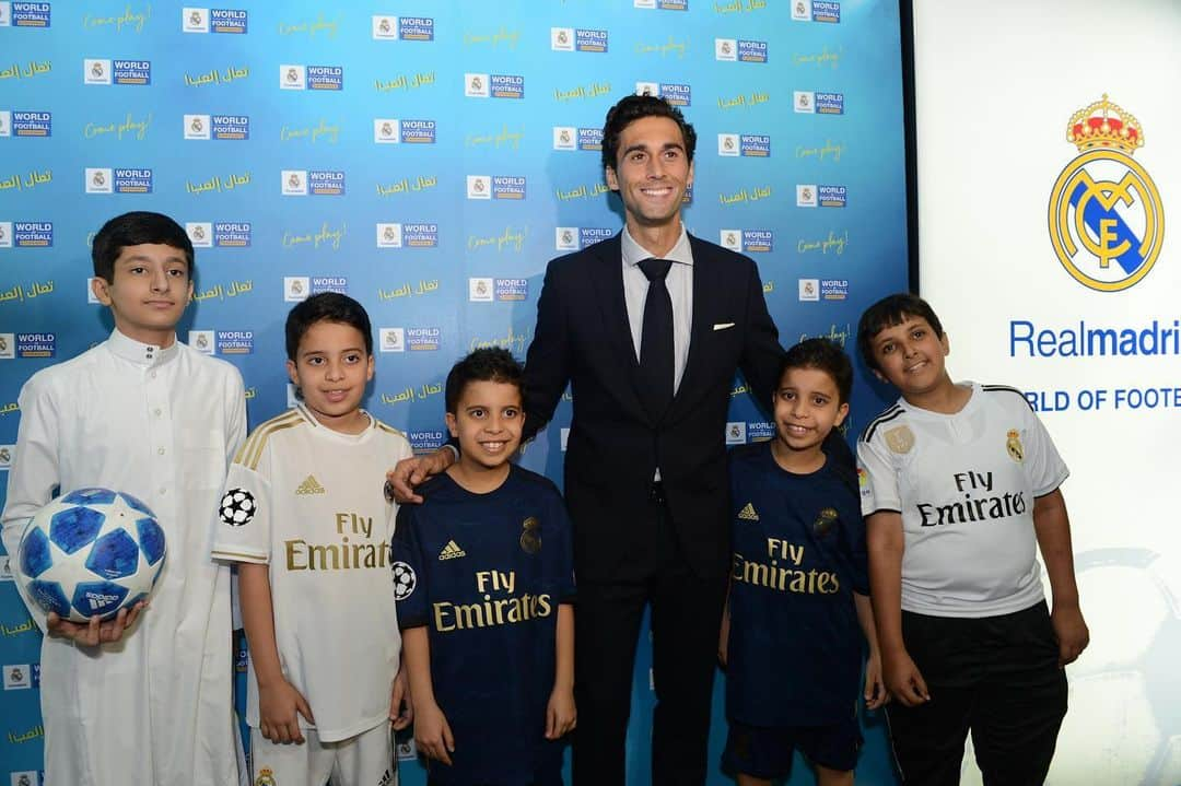 アルバロ・アルベロアさんのインスタグラム写真 - (アルバロ・アルベロアInstagram)「Grand Opening of ‘Real Madrid World of Football Experience’ in Riyadh this weekend.  @realmadridwof is an amazing and fun exhibition and it’ll be in Saudi Arabia during next months. You can see many of our trophies, learn of our success and enjoy with a digital and physical interactive football experience like no other. Thanks to our saudi fans for your hospitality and support. Don’t miss out!  #rmwof #realmadridwof #ComePlay ⚽️🇸🇦」10月21日 19時34分 - arbeloa