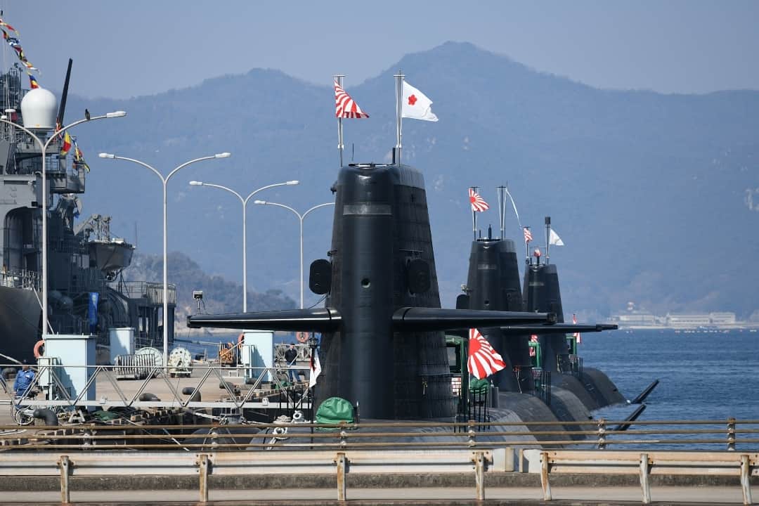 のインスタグラム：「令和元年10月22日、天皇陛下の御即位の宣明に際し、防衛省・自衛隊として祝意を表するため、海上自衛隊は、満艦飾又は艦飾及び電燈艦飾を行います。 ※写真は天皇陛下御在位三十年の慶事のものです。」