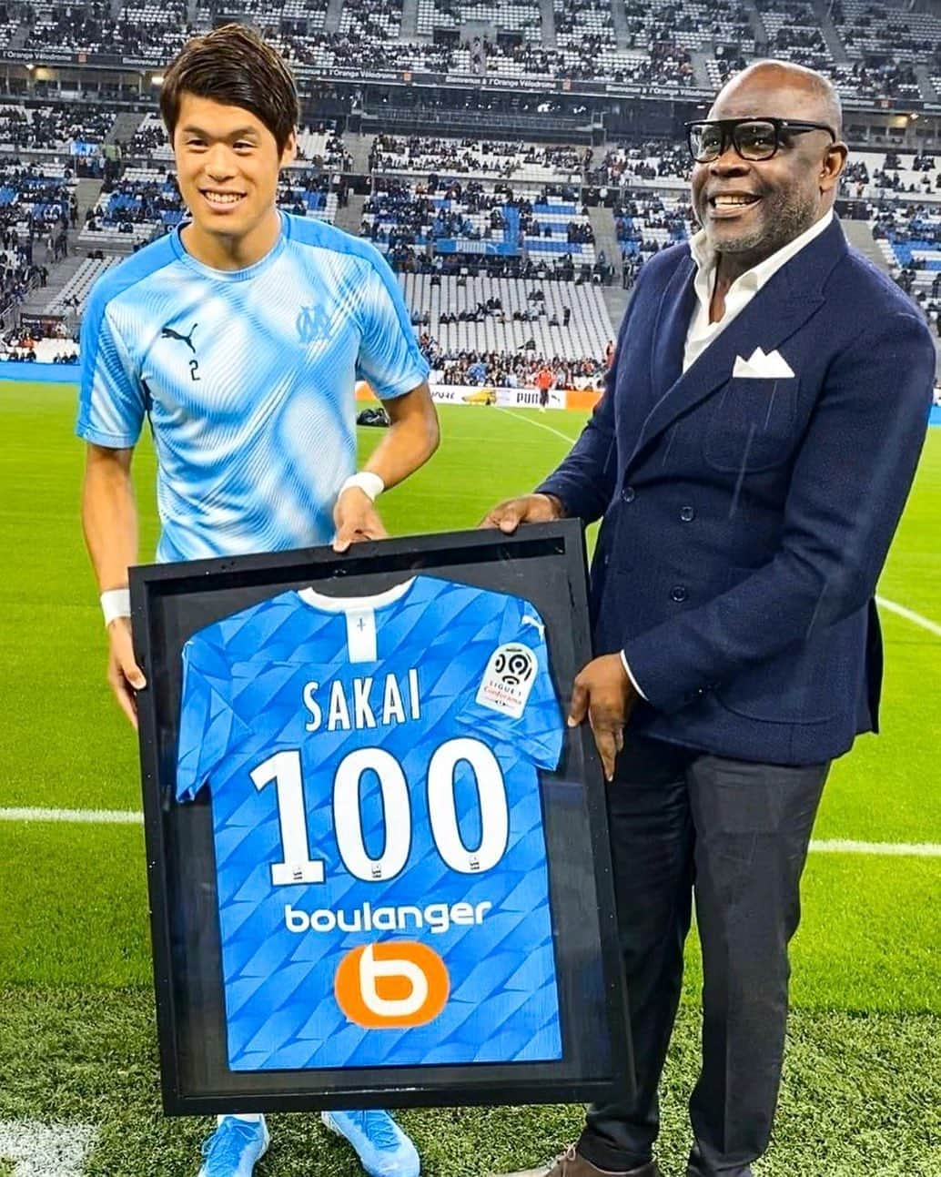 酒井宏樹さんのインスタグラム写真 - (酒井宏樹Instagram)「Merci OM🙏  #TeamOM #リーグ100試合出場記念  #2週間遅れてやっともらえました #レジェンドのボリさんと」10月21日 19時41分 - hiroki.sakai_19