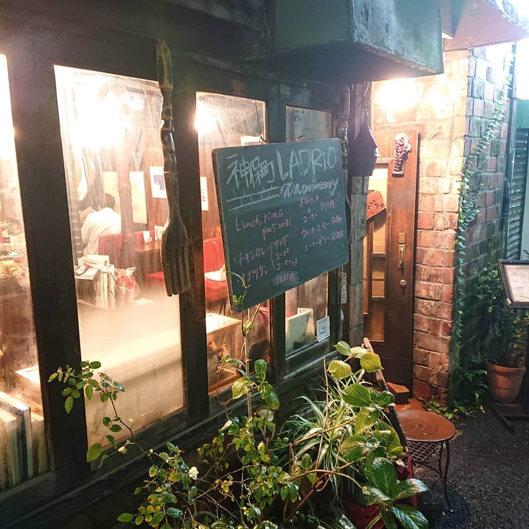 フレシャス公式(FRECIOUS) さんのインスタグラム写真 - (フレシャス公式(FRECIOUS) Instagram)「#フレシャスカフェ部 . 今回訪れたのは、創業が昭和24年という老舗の喫茶店『ラドリオ』。 . コーヒーカップから溢れんばかりに生クリームがトッピングされたこのメニュー。今では日本中の多くの喫茶店で見かけるようになりましたが、 日本で初めて「ウインナーコーヒー」と名付けて提供したのはこのラドリオだそうです。 . 18時過ぎ、仕事が終わった後にまったり穏やかさに浸りたくて来店してみました。 . 店内はさすがの老舗、タイムスリップしたかのような昭和レトロの雰囲気がいっぱい。 仕事でちょっと疲れた体を、甘くてまろやかな生クリームがゆっくりと癒してくれます。 . . ────────── ほぼ毎日更新中！ こちらよりフォローしてください♪ ↓　↓　↓ 【フレシャス公式】 @frecious_official ────────── . #フレシャス #FRECIOUS #天然水 #ウォーターサーバー #waterserver #神保町 #神保町カフェ #LADRIO #カフェ巡り #cafe #coffee #カフェラテ #喫茶店 #ラドリオ #老舗 #ウインナーコーヒー #ウィンナーコーヒー #純喫茶」10月21日 19時42分 - frecious_official