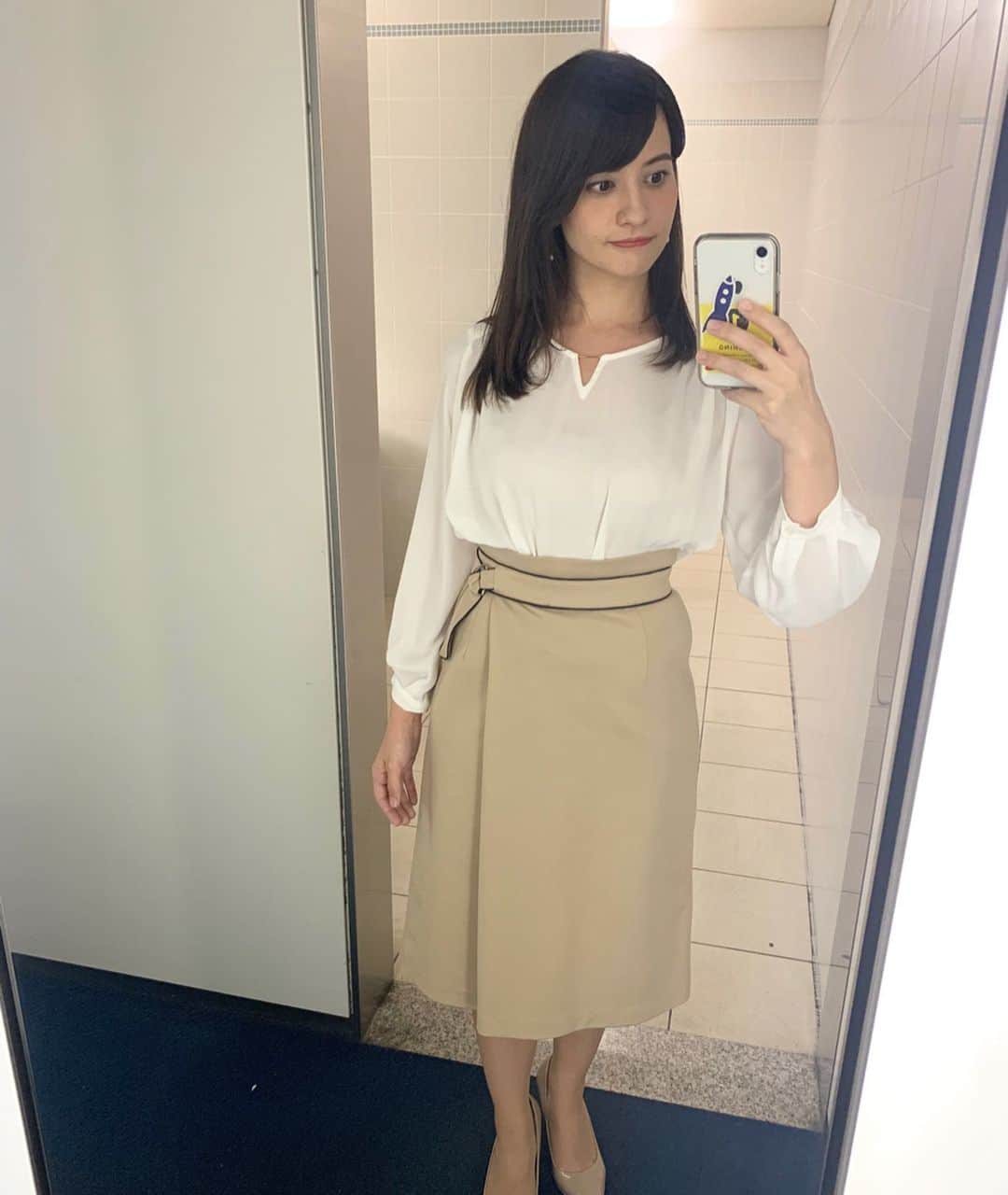 のインスタグラム：「夏休みだった陣内さんが今日から戻られて嬉しい今週の幕開け😊 今週もnews every.よろしくお願いします！ . . . 👗先週のevery.衣装👗 . 10月14日(月) 清潔感のある白ブラウスにベージュスカート、どちらも使い勝手が良さそう☺️ ブラウス　@tiensecoute  スカート　@12twelveagenda . 10月15日(火) スカートはチェック柄になっていて、秋らしい色合いですよね💕 ブラウス・スカート　@tiensecoute . 10月16日(水) ブラウス、スカートともとてもお気に入りでした🥰 ブラウス　@tonal_official  スカート　@mischmasch_official . 10月17日(木) 私的に音楽の先生風だなと思ったコーディネート👩‍🏫笑　ブラウスの袖も、スカートの丈もかわいい💕 . ブラウス・スカート　@12twelveagenda . 10月18日(金) 実はスカートでなく、ズボン！着心地も良かった😊水玉ブラウスが目を引きますよね！ ブラウス・パンツ　@tiensecoute . そしてアクセサリーは全て　@lattice_lessignes です✨ . 素敵な衣装をありがとうございました(^^)」