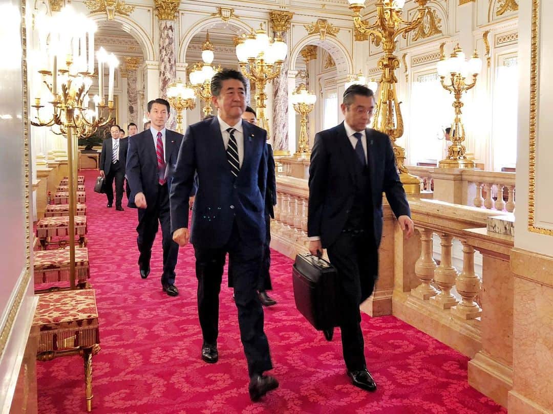 首相官邸さんのインスタグラム写真 - (首相官邸Instagram)「#安倍総理 からの#メッセージ ✍️ 明日の「即位礼正殿の儀」に参列するため、数多くの外国首脳が、続々と来日してくださっています。日本国民を代表して、心からの歓迎の意を表します。  本日は朝から、迎賓館にて、20を越える国々の国王、大統領、首相らをお迎えし、会談を行いました。明日以降も会談は続きます。皆さんから、台風被害へのお悔やみとお見舞い、支援を惜しまないとの心温まる言葉を頂きました。感謝申し上げたいと思います。 . #ミャンマー #🇲🇲 #アウンサンスーチー 国家最高顧問 #パレスチナ #🇵🇸 #アッバース大統領 #スペイン #🇪🇸 #フェリペ6世 #パラオ #🇵🇼 #レメンゲサウ大統領 #エスワティニ #🇸🇿 #ムスワティ3世 #ヨルダン #🇯🇴 #フセイン皇太子 #即位の礼 に伴う#マラソン会談 #首脳会談 #即位礼正殿の儀 #summitmeeting @shinzoabe」10月21日 19時44分 - kantei