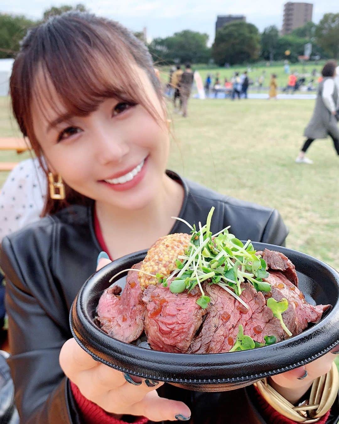 生田千秋さんのインスタグラム写真 - (生田千秋Instagram)「お友達が働いてる昭和記念公園の肉フェス 🍖﻿ 10月27日までやってますよ✨﻿ ﻿ どれも美味しそうだったけど﻿ 特に肉ドレス海鮮丼が﻿ 雲丹といくらがのってて美味しそうだったー！❤️﻿ けどこの日は時間がなかったので﻿ 食べれませんでした🥺めちゃんこ並んでた📣﻿ ﻿ 今年はタピオカエリアもありましたよ😍﻿ もう1回行きたいです！﻿ ﻿ #肉フェス #立川 #昭和記念公園 #グルメ #グルメ女子 #肉スタグラム #肉好き #まえちー﻿ ﻿」10月21日 19時45分 - maechi_0815
