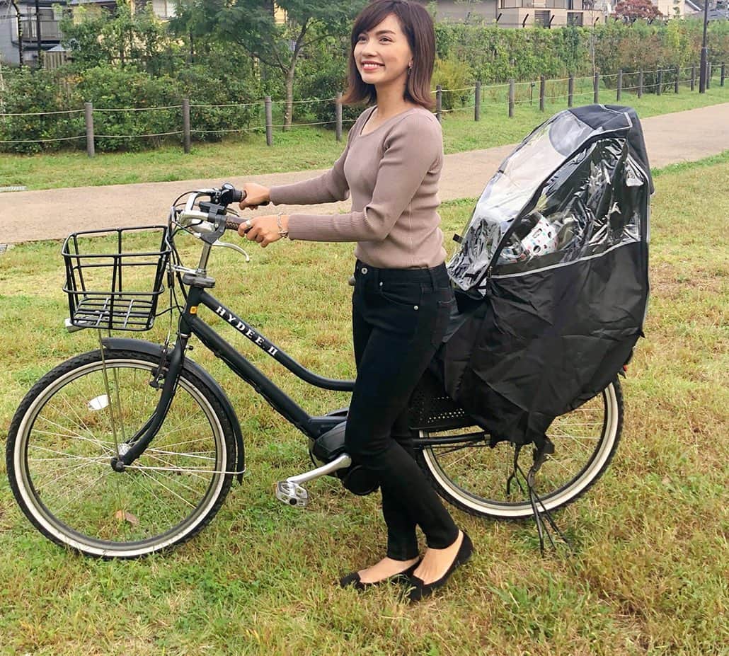 黒宮ニイナのインスタグラム：「ここ最近、雨の日が多く 初めて自転車チャイルドシート用レインカバーをGetしました🚲  シンプルなデザインでスタイリッシュなので飽きなさそう😄✨ 雨の日だけじゃなく、これからの季節に防寒対策としても使えるのが🙆‍♀️ 装着が簡単で軽量なので風が強い日でも重さでぐらつくことがなくて、安心して走行できます。 収納袋が付いてるので使わないときはしまっておいて、持ち運べるのも👌 正面の窓枠が大きいため、子どもが乗っていて圧迫感がなくて快適そう👧🏻💕 これからお出かけが楽しみだね🎶 自転車の後ろでうとうとしてる娘を眺めるのが好き🥰  #ママ #2児ママ #ママチャリ #電動自転車 #hydee2 #ハイディー2#自転車用レインカバー#activewinner #activewinnerjp #アクティブウィナー #mama #mamalife #2kidsmom」