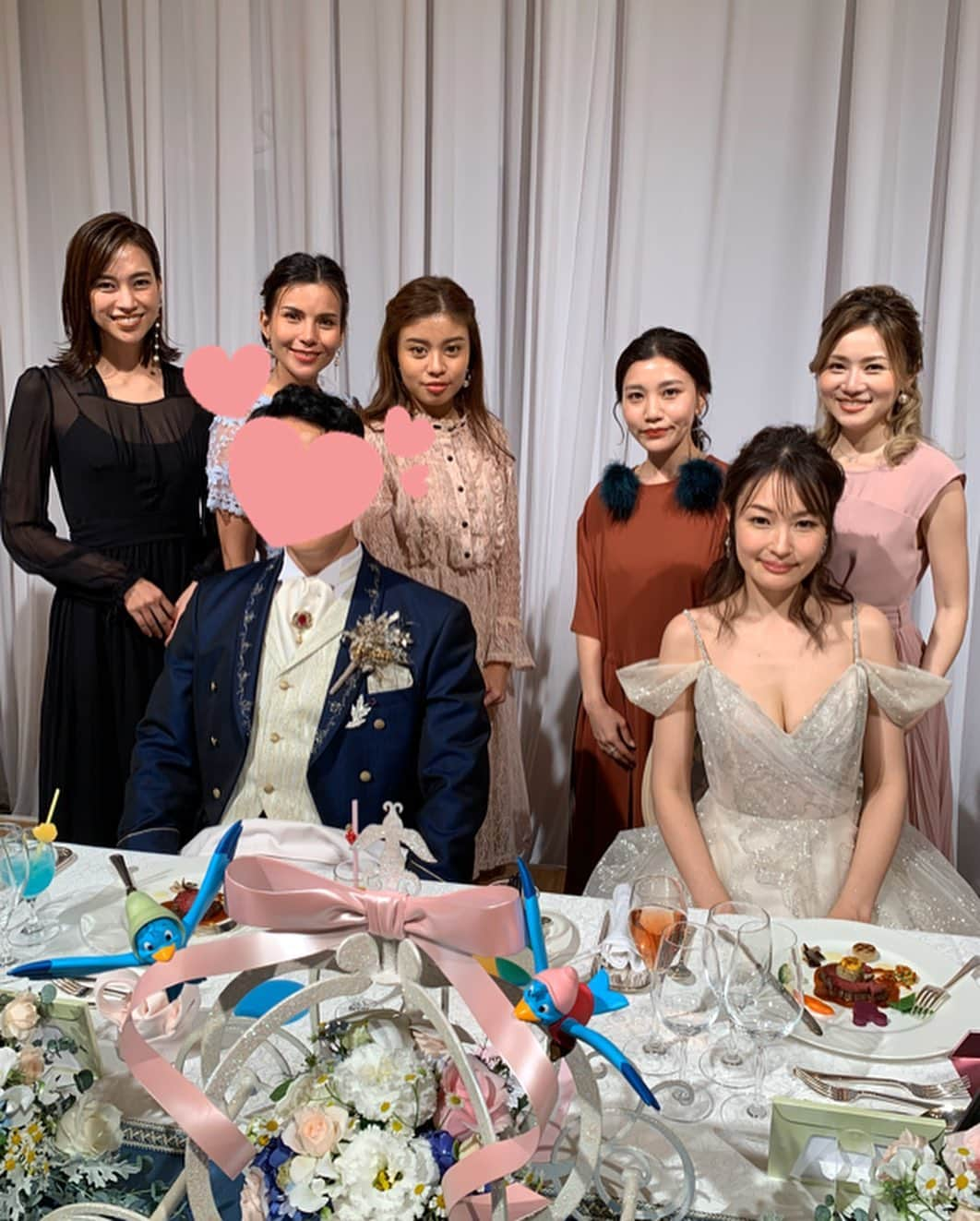 紺野ゆりさんのインスタグラム写真 - (紺野ゆりInstagram)「👰✨ タイに同じ時期に住んでいた みさきちゃんの結婚式へ💕 ヘアは、 @gucchi_225 ぐっちさんにお願いしました✨✨ おろしで、ヘアピンをアクセントに♡♡ 初めてのディズニーでの挙式💕 勢揃いで豪華でした🥰 それにしてもみさきちゃん、 子供いるとは思えない美bodyで本当に綺麗だった🥺❤ シンデレラのようなシルバードレスも素敵だったな♡♡ おめでとう🥰 * * #weddingparty#weddinghair #結婚式#結婚式ヘアアレンジ」10月21日 20時04分 - yuri_konno_official