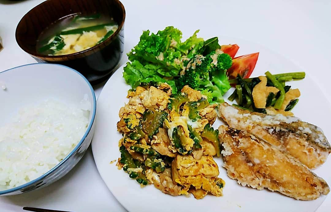 阪本麻美さんのインスタグラム写真 - (阪本麻美Instagram)「今日の晩御飯!! ☆ゴーヤチャンプルー ☆鯖竜田揚げ ☆ニラ玉スープ  楽してお皿をワンプレートにしがち笑!! 今日は18時にはいただきます～しましたー東京にいた時には考えられない時間のいただきますだなー笑!! ご馳走様でした！！ #今日の晩御飯  #晩御飯 #自炊  #自炊記録  #ゴーヤチャンプルー  #鯖竜田揚げ  #ニラ玉スープ  #早晩御飯  #ワンプレート #楽チン  #ご馳走様でした」10月21日 19時59分 - mamichin0906