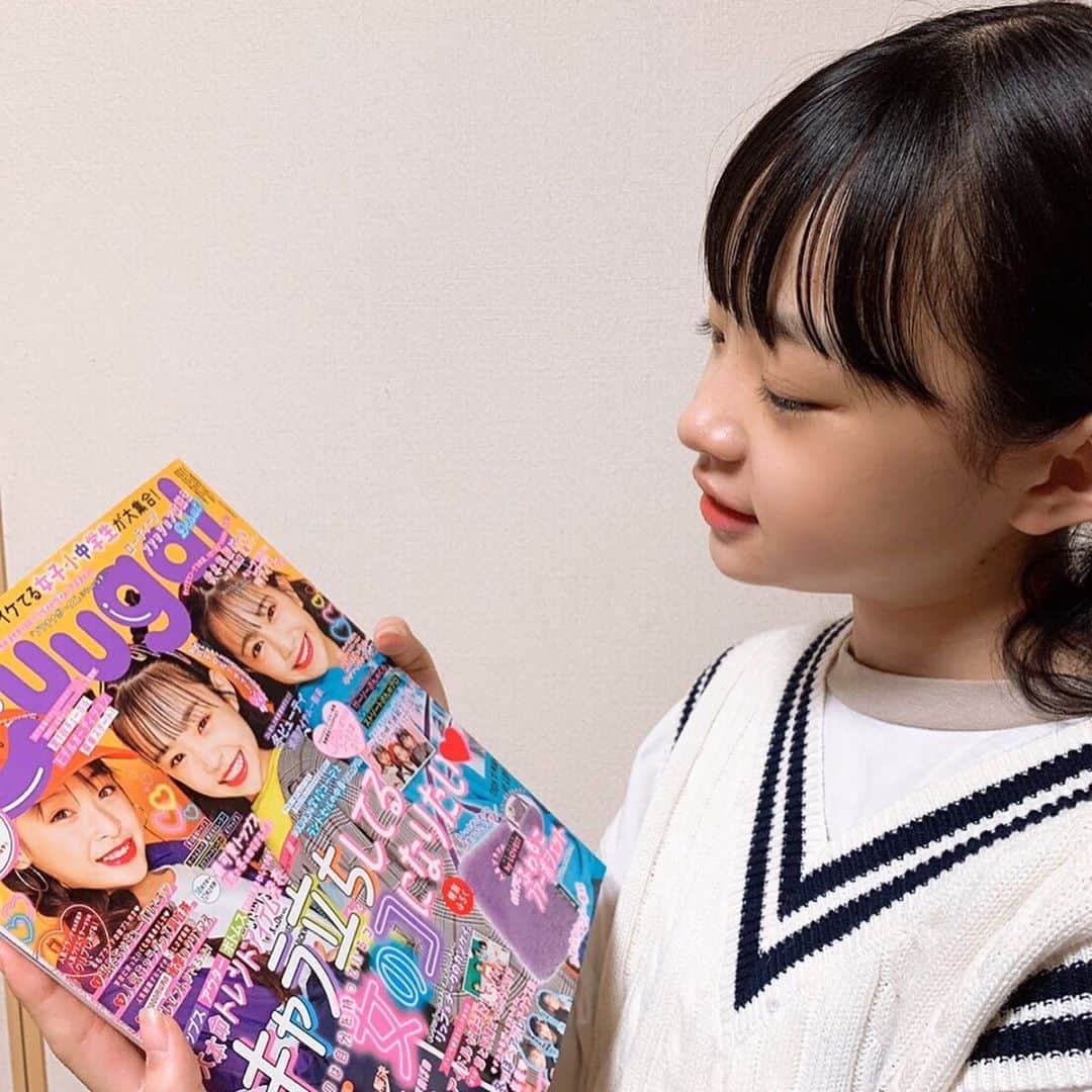 Hinataさんのインスタグラム写真 - (HinataInstagram)「. . 今日発売の雑誌「Cuugal(キューガル)」💓💓 表紙の真ん中見てーーー‼︎ . な、な、なんと✨✨ 表紙モデルをさせてもらいました👏👏 . めっちゃ嬉しい😂😂 . ひなたの特集もたくさんあるし、 クラージュの子達もたくさん載ってるよ😆 . 他にもおしゃれの事とか流行ってるものとか 雑誌の中でたくさん紹介されてて すっごく参考になる🤙 . ひなたもYouTubeの撮影とかで コーデやメイクいつもすっごく考えるから参考にしよっと🤩 . みんなもぜひCuugal読んでみてね〜😽💕 . . #Cuugal #キューーガル #発売日 #表紙 #雑誌 #おしゃれ #モデル #クラージュキッズ #Hinata #ひなた #YouTube #TikTok #チャンネル登録してね #みんなに読んでほしい」10月21日 20時02分 - hinachosugram