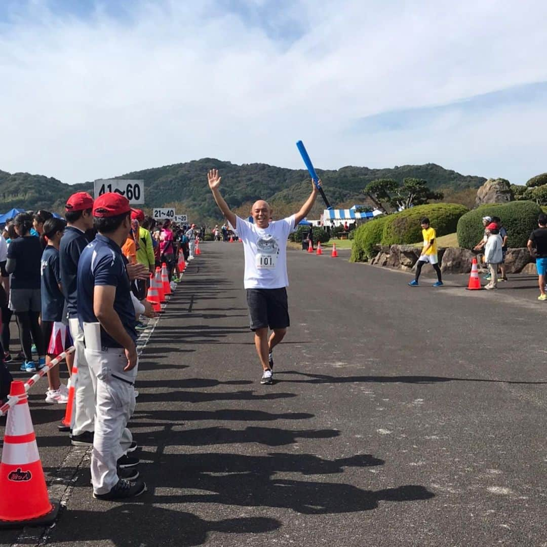 そうすけさんのインスタグラム写真 - (そうすけInstagram)「愛媛県愛南町で行われた まるゴチ秋の味覚祭 リレーマラソンに参加して来た  バテた 運動は毎日やってないとダメだな(*_*) 運動後の露天風呂、カツオの刺身、タタキは最高  #愛媛県 #愛南町 #味覚祭 #お祭り #リレーマラソン #ニッチロー #風船王子 #リトル清宮 #ジャスティス岩倉 #バテバテ  #たすきリレーで失格になっちゃった #市場食堂 #愛媛県観光大使 #愛媛マンダリンパイレーツ  #ジャスティス岩倉はフライパン曲げ元世界チャンピオン #リトル清宮はたけしさんモノマネも上手い #そうすけ #サブロク双亮 #露天風呂 #裸の付き合い」10月21日 20時12分 - sosuke_hagedayo