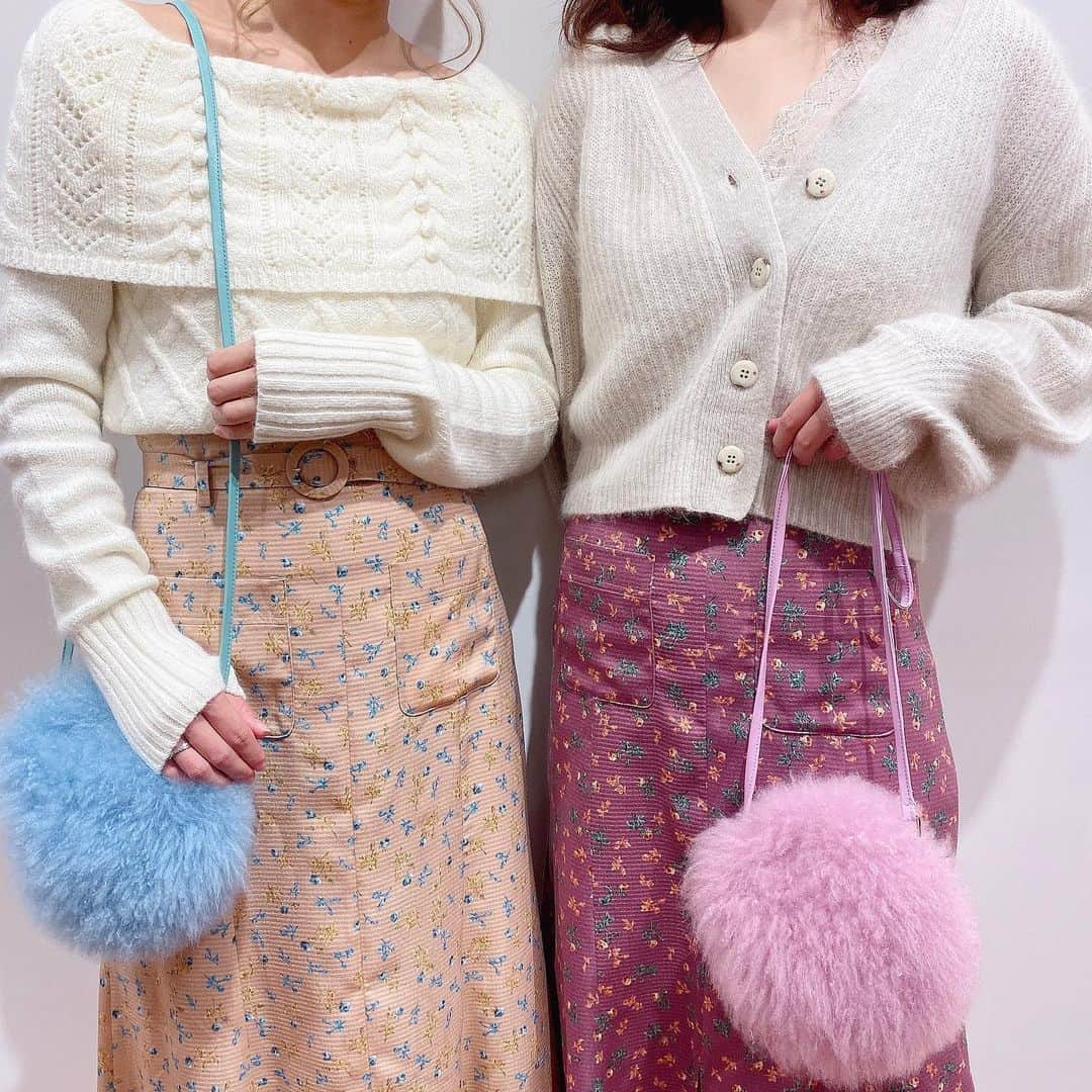 デイシーさんのインスタグラム写真 - (デイシーInstagram)「. . ♡🌼 Twin Coordinate 🌼♡ . . 冬らしい白ニットで大人ガーリーな双子コーデの完成🐩💕 . . #deicy #mecouture #deicyikebukuro #parco #2019aw #winter #fashion #coordinate #ootd #instagood #instafashion #twin #knit #cardigan #skirt #floral #デイシー #デイシー池袋 #ミークチュール #パルコ #2019秋冬 #ファッション #双子コーデ #ニット #カーディガン #スカート #花柄 @parco_ikebukuro_official  @deicy_official」10月21日 20時06分 - deicy_official