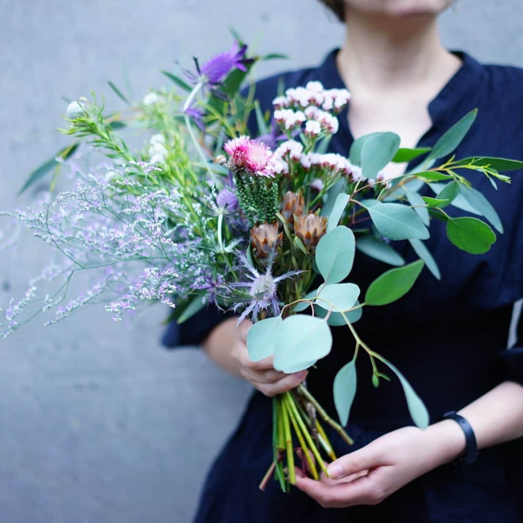 前田有紀さんのインスタグラム写真 - (前田有紀Instagram)「guiが月に一度、おすすめ季節のお花を届ける「花の日」。10月26日土曜日にお届けするのは「ドライフラワーまで楽しめる草花を束ねたブーケ」です。 . 今回もいつもguiを利用してくださっているお客様から、はじめての方まで、たくさんのご注文ありがとうございます！ 26日に市場で仕入れたばかりのお花でそのままお包みしていきます。到着まで楽しみにしていてください！ . また新作iPhoneケース、ミラーもとっても好評で嬉しいです♡ . ご注文は @gui.flower まで。 . #guiflowe #花の日 #花のある暮らし #ドライフラワーのある暮らし」10月21日 20時08分 - yukimaeda0117