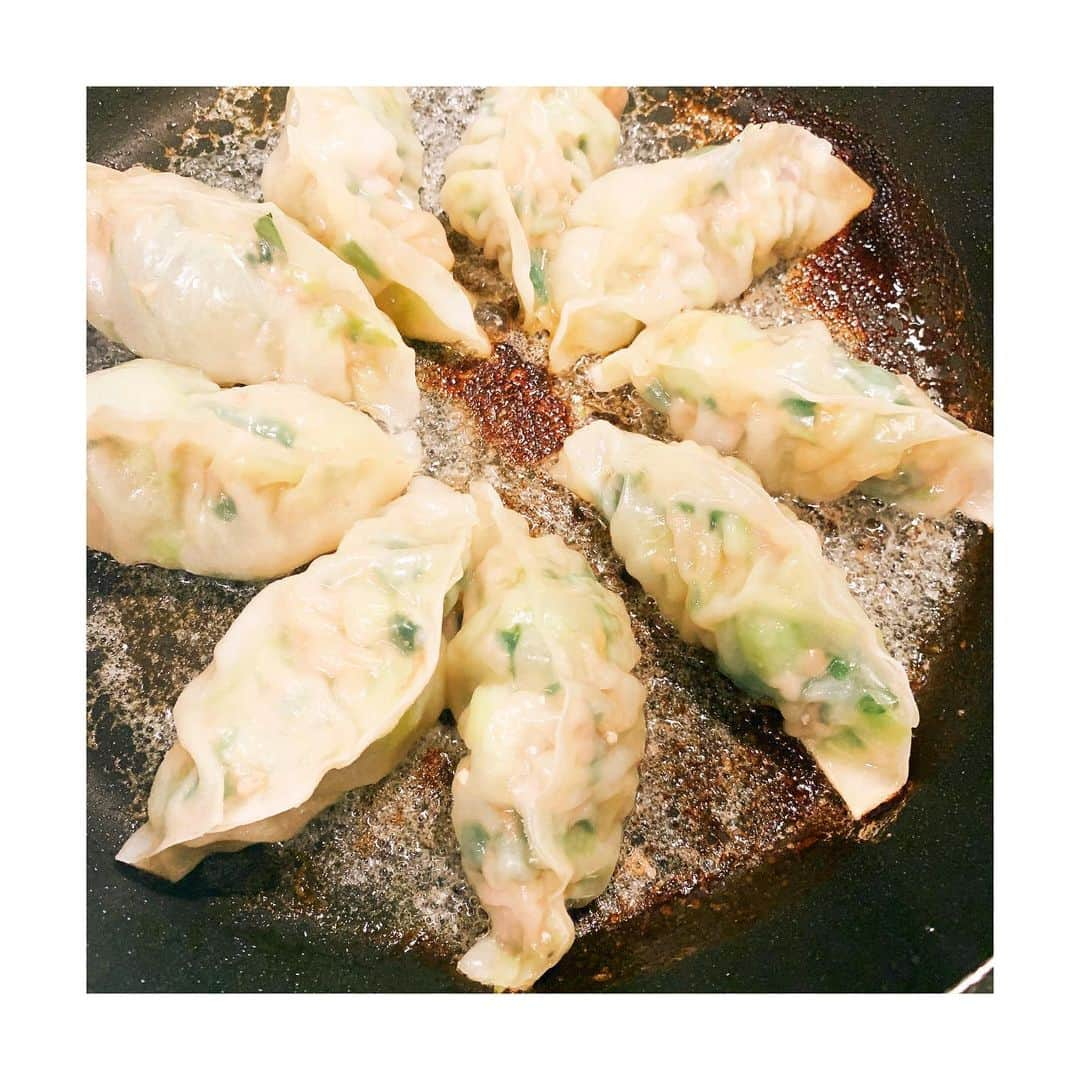 押切もえさんのインスタグラム写真 - (押切もえInstagram)「#もえ家ごはん 🥟 たっぷりのネギ、ニラ、にんにく、しょうがに、 塩を振って水分をギュッと絞ったキャベツ、小松菜に竹の子、あればキノコなんかも入れて、下味をつけて。 シャキシャキ、パリパリ、ジュワッと。 餃子って、いろいろな食感が楽しいメニューでもありますね。 #家ごはん  #cooking #料理 #餃子 #うまく焼けると嬉しいな」10月21日 20時22分 - moe_oshikiri