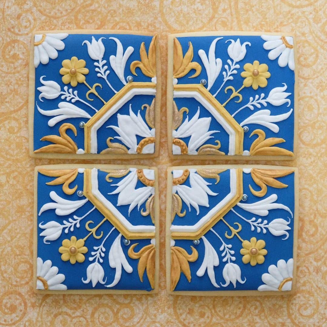 KUNIKAのインスタグラム：「Azulejo cookies.﻿ ﻿ ヨーロッパを旅した中で特に大好きで素敵だった国は、ポルトガル🇵🇹﻿ 手書きの美しいアズレージョ(タイル)に心打たれました。﻿ ﻿ 私が今作りたいクッキーは時間がかかるものばかりだけど、歴史ある建造物や美術品を沢山見てきて、手の込んだものに対しての尊敬と愛しさをひしひし感じてきたから、それに近づけるようにひとつひとつ丁寧に作っていきます🦢﻿ ﻿ ﻿ ﻿ ﻿ #artofkunika #kunika #sugarcookies #decoratedcookies #cookieart #decoratedsugarcookies #royalicing #royalicingcookies #cookiedecorating #customcookies #cookiesofinstagram #cookiedesign #cookieartist #instacookie #icingcookies #アイシングクッキー #tile #tileart #azulejos #azulejo #azulejoportugues」