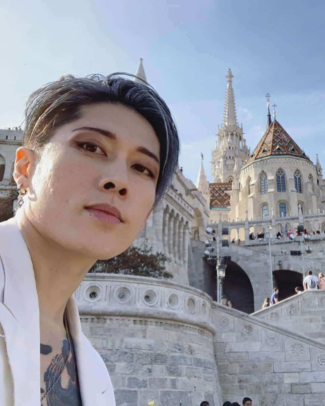 雅-MIYAVI-さんのインスタグラム写真 - (雅-MIYAVI-Instagram)「No sleep in Budapest!!!!!! Non stop since when we landed in this country with studio time and a music video shoot 🎥⚡️Literally running through the whole city for 2 days. If you saw an Asian guy running in a white suit, that’s me. 😆 Such a beautiful city... Let’s rock tonight!!!!🤘🏻🤘🏻⚡️🇭🇺 #NoSleepTillTokyo #Hungary #Budapest ハンガリー到着後からノンストップで、スタジオ＆ビデオ撮影！撮影で２日間、街中を走っていました。...さすがに疲れました（笑）でも、おかげでこの街の色んな表情を見ることが出来ました✌🏻今日はブダペスト公演、がんばります！！！！💪🏻💪🏻😃🔥 #ハンガリー」10月21日 20時25分 - miyavi_ishihara