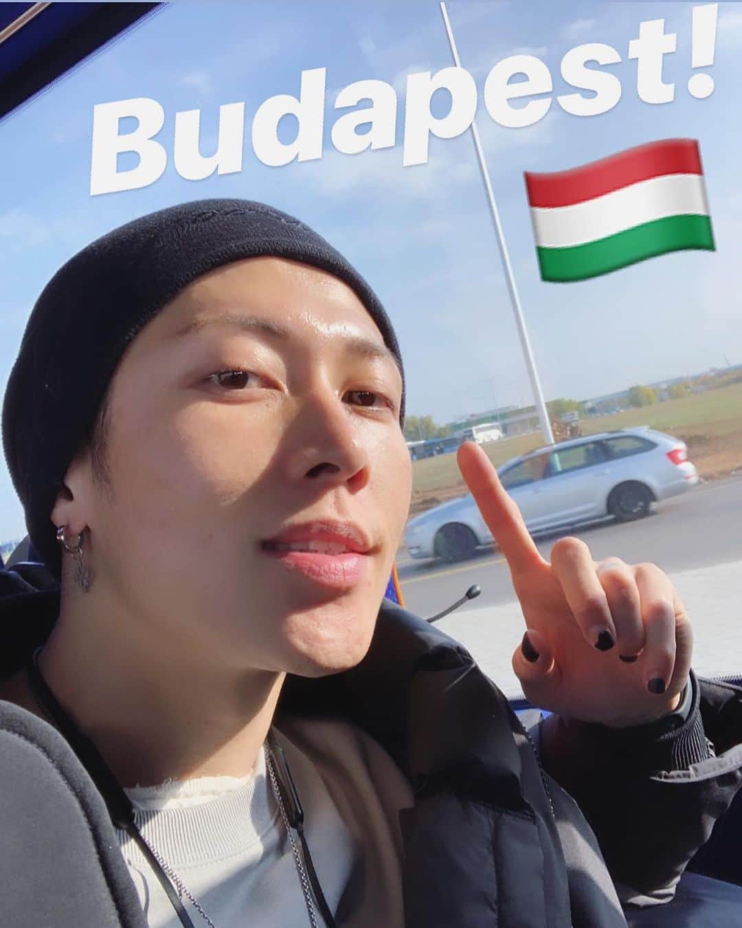 雅-MIYAVI-さんのインスタグラム写真 - (雅-MIYAVI-Instagram)「No sleep in Budapest!!!!!! Non stop since when we landed in this country with studio time and a music video shoot 🎥⚡️Literally running through the whole city for 2 days. If you saw an Asian guy running in a white suit, that’s me. 😆 Such a beautiful city... Let’s rock tonight!!!!🤘🏻🤘🏻⚡️🇭🇺 #NoSleepTillTokyo #Hungary #Budapest ハンガリー到着後からノンストップで、スタジオ＆ビデオ撮影！撮影で２日間、街中を走っていました。...さすがに疲れました（笑）でも、おかげでこの街の色んな表情を見ることが出来ました✌🏻今日はブダペスト公演、がんばります！！！！💪🏻💪🏻😃🔥 #ハンガリー」10月21日 20時25分 - miyavi_ishihara