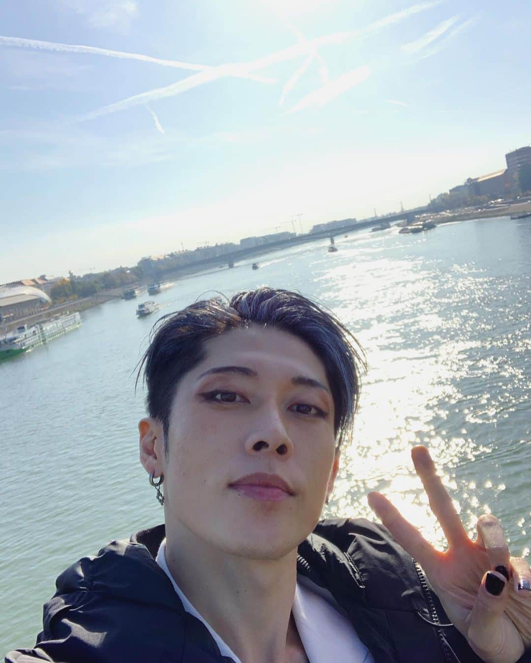 雅-MIYAVI-さんのインスタグラム写真 - (雅-MIYAVI-Instagram)「No sleep in Budapest!!!!!! Non stop since when we landed in this country with studio time and a music video shoot 🎥⚡️Literally running through the whole city for 2 days. If you saw an Asian guy running in a white suit, that’s me. 😆 Such a beautiful city... Let’s rock tonight!!!!🤘🏻🤘🏻⚡️🇭🇺 #NoSleepTillTokyo #Hungary #Budapest ハンガリー到着後からノンストップで、スタジオ＆ビデオ撮影！撮影で２日間、街中を走っていました。...さすがに疲れました（笑）でも、おかげでこの街の色んな表情を見ることが出来ました✌🏻今日はブダペスト公演、がんばります！！！！💪🏻💪🏻😃🔥 #ハンガリー」10月21日 20時25分 - miyavi_ishihara