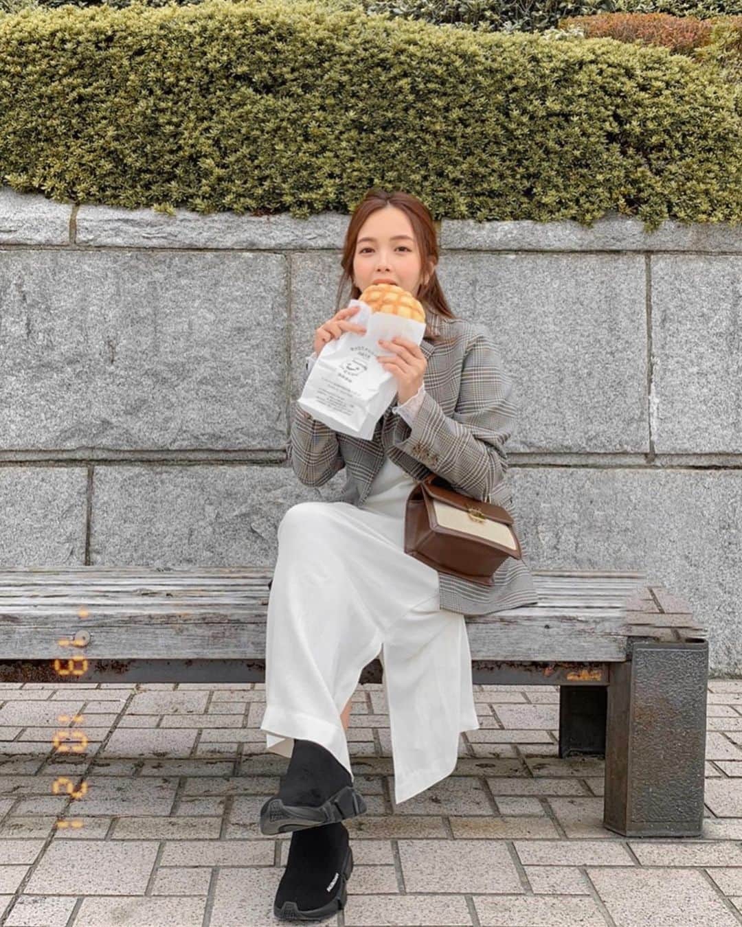 Lilmeのインスタグラム：「🍈🥐☺️💕in #月島 顔くらい大きな#メロンパン ！！！ 食欲の秋、本格的に突入〜🌾 @valmuer_offcial @valmuer_global  #valmuertravelcamp」