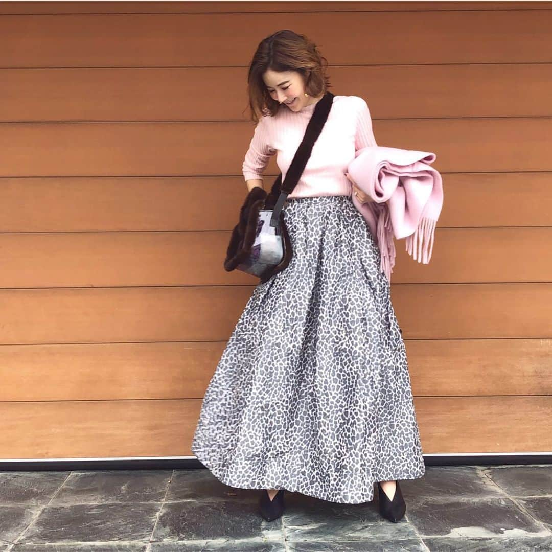 kiyomi medeirosさんのインスタグラム写真 - (kiyomi medeirosInstagram)「ピンク×レオパード♡♡♡ * knit…#soimeme skirt…#drawer stole…#asaucemeler  bag…#ludlow  shoes…#celine * * #fashion#outfit#instagood#instalike#instafashion#ootd#cordinate#style#ファッション#コーディネート#コーデ#ママコーデ #レオパード#ドゥロワー」10月21日 20時38分 - kiyomimedeiros