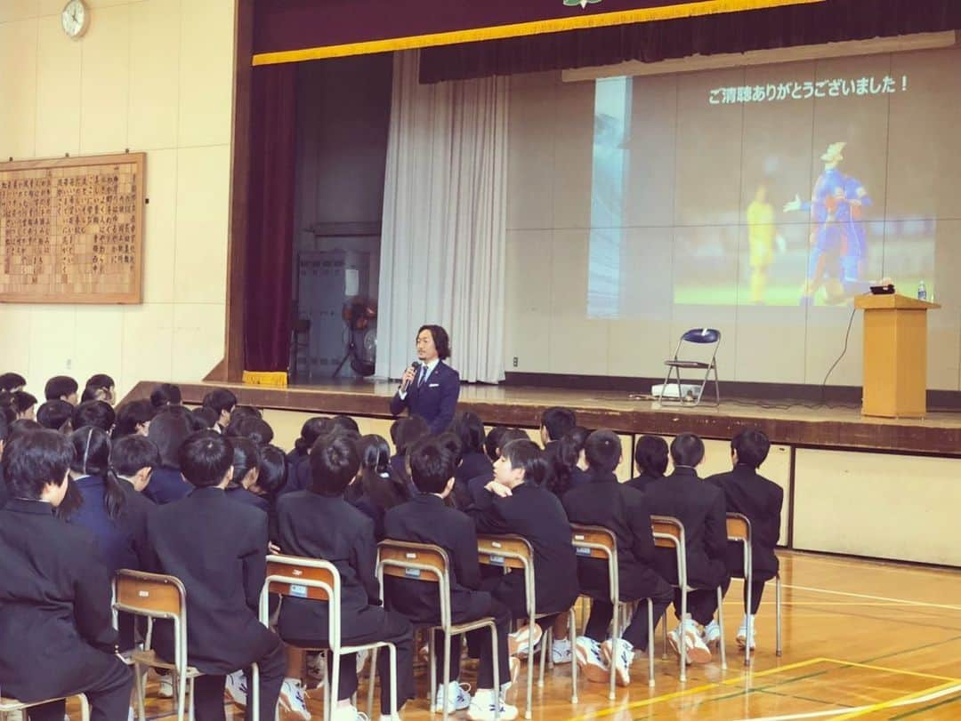 石川直宏さんのインスタグラム写真 - (石川直宏Instagram)「本日は青梅市立西中学校にて「オリンピック・パラリンピック教育講演会」🙋‍♂️ . 奥多摩の自然に囲まれた豊かな環境🏞 生徒のみんなも純粋✨ . 講演後は積極的に質問をしに来てくれたり、心に響きましたと感想を伝えに来てくれたりして嬉しかったな☺️ . 西中学校の皆さん、関係者の皆さん、素敵な時間をありがとうございました🤝✨ . #講演会 #オリパラ教育講演会  #カンコー #菅公 #すべてを力に #リバウンドメンタリティ #ピンチはチャンス #情熱 #夢 #目標 #石川直宏」10月21日 20時39分 - sgss.18