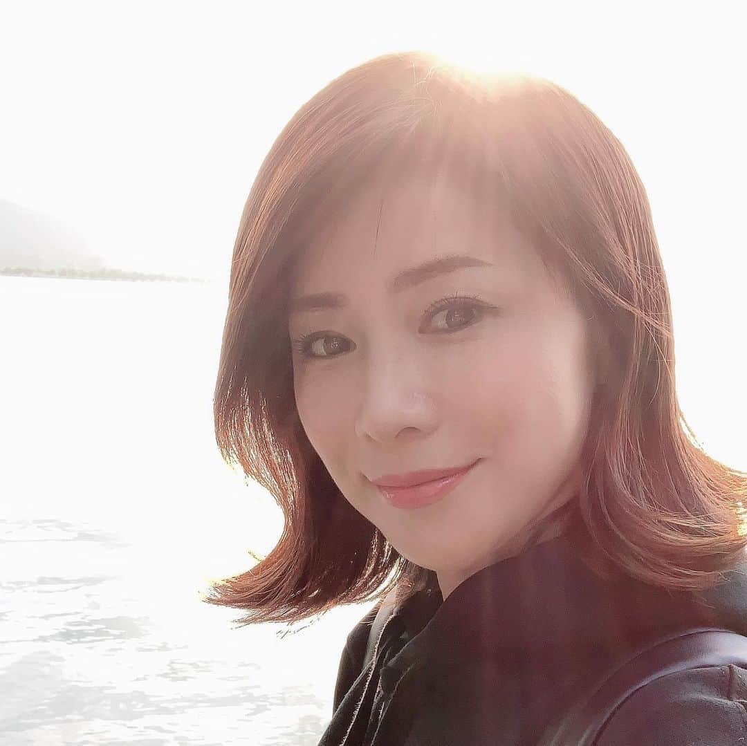 水谷雅子さんのインスタグラム写真 - (水谷雅子Instagram)「杭州の西湖✨✨🇨🇳🇨🇳 夕暮れ時で、夕日が綺麗でした。☺️💓 時間を忘れずっと眺めていたくなります。 心地よく本当に癒されました。✨✨ そして素敵なパワーを頂いた気がします😊 ✨✨ #中国#上海#杭州#西湖#世界遺産#素敵な湖 #綺麗な夕暮れ#癒される#観光スポット #水谷雅子#水谷雅子beautybook50の私」10月21日 20時40分 - mizutanimasako