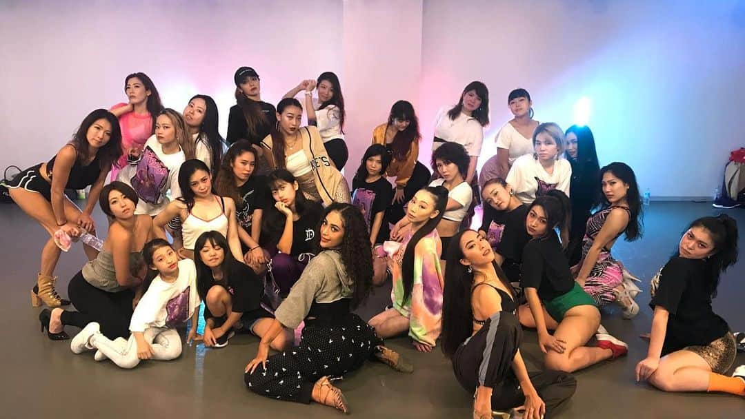 ユリサさんのインスタグラム写真 - (ユリサInstagram)「#KETSUFURE  #WORKSHOP🍑 Thank you for coming girls!!!!!!!!!!!!💋 女性限定のセクシーワークショップ♥️ ユリサのお尻のワークアウト and トワークの練習からの、ダイモンのダンスパート🌈ダンスが初めての人も皆よくがんばりました✨ キラキラしてる皆から幸せをもらったー🥰 素敵な時間をありがとう💋 #ケツフレ #ケツトレ」10月21日 20時36分 - yurisa