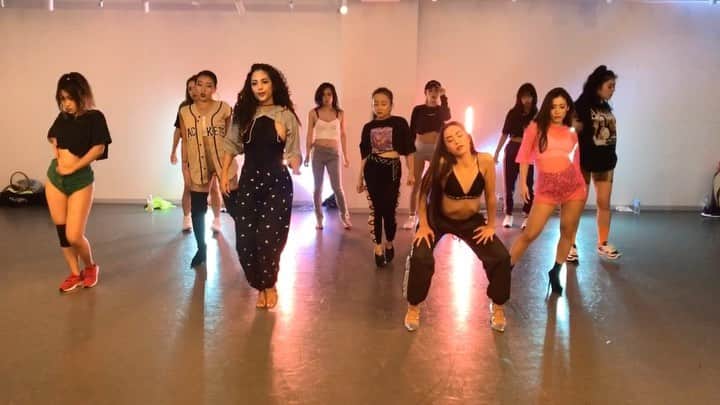 ユリサのインスタグラム：「#KETSUFURE  #WORKSHOP🍑 Thank you for coming girls!!!!!!!!!!!!💋 女性限定のセクシーワークショップ♥️ ユリサのお尻のワークアウト and トワークの練習からの、ダイモンのダンスパート🌈ダンスが初めての人も皆よくがんばりました✨ キラキラしてる皆から幸せをもらったー🥰 素敵な時間をありがとう💋 #ケツフレ #ケツトレ」