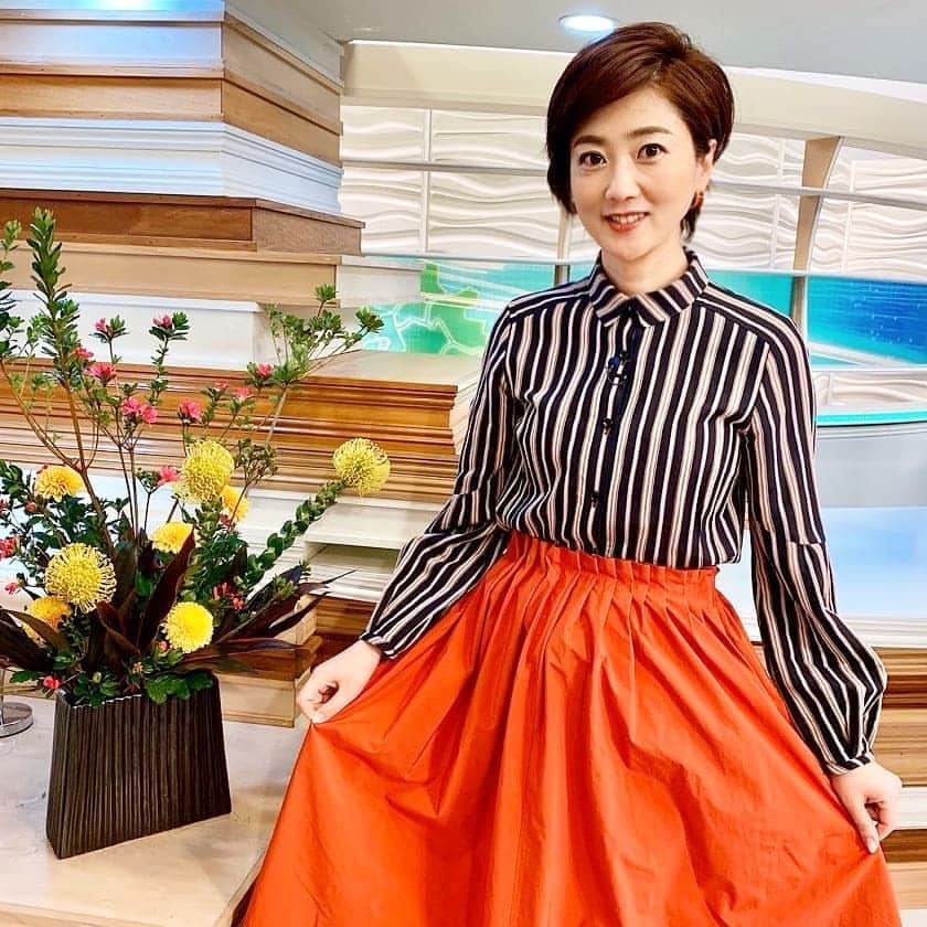 池尻和佳子さんのインスタグラム写真 - (池尻和佳子Instagram)「今日の衣装でした🤗  明るい色のスカートで、週の始まり、 気持ち良いスタートでした‼️」10月21日 20時37分 - wakako_ikejiri_rkb