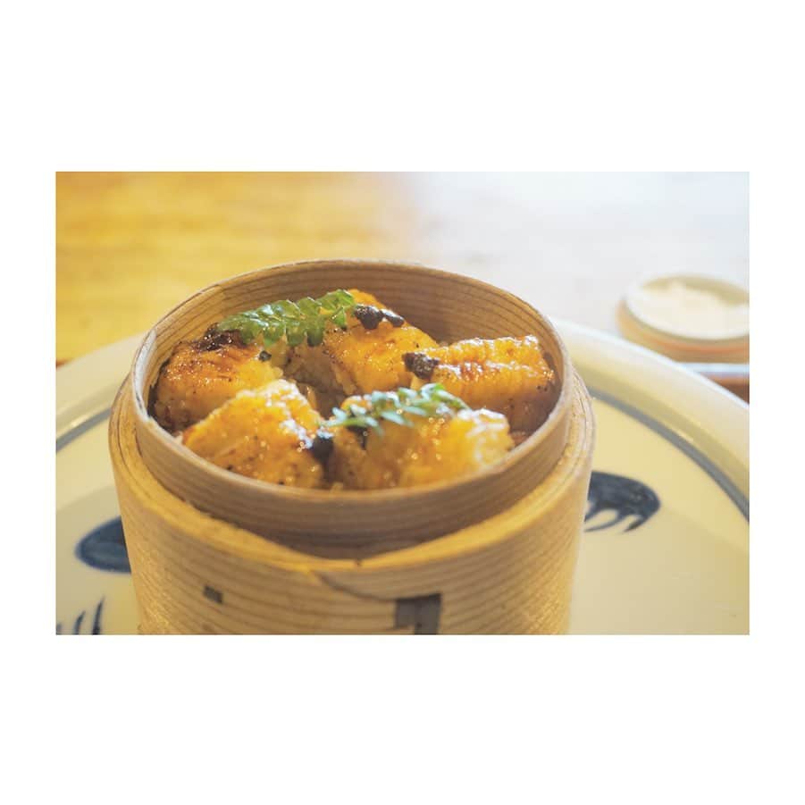 大崎みらいのインスタグラム：「、 京都グルメたび そのいち 、 苦手な食材でも 絶対に美味しくたべれちゃう 、 夏は初めて来れて 念願のおうどんは 感動でした… 氷の器がきれいで、、、 おかわりしちゃったよ← 、 ひとつひとつのお仕事が 本当に丁寧で、 器にもとてもこだわっている！ 、 自分へのご褒美〜 ってとても感じるお店👏 、 また行きたい！ 、 、 、 #京都 #グルメ #旅 #japan #kyoto #trip #food #嵐山 #松尾大社 #懐石 #割烹 #鱧 #鱧重 #鰯 #炙り寿司  #よもぎ #うどん #皿 #こだわり #逸品 #天ぷら松 #松 #自分へのご褒美 #ご褒美ごはん #美味しいもの巡り #本当は教えたくないお店」