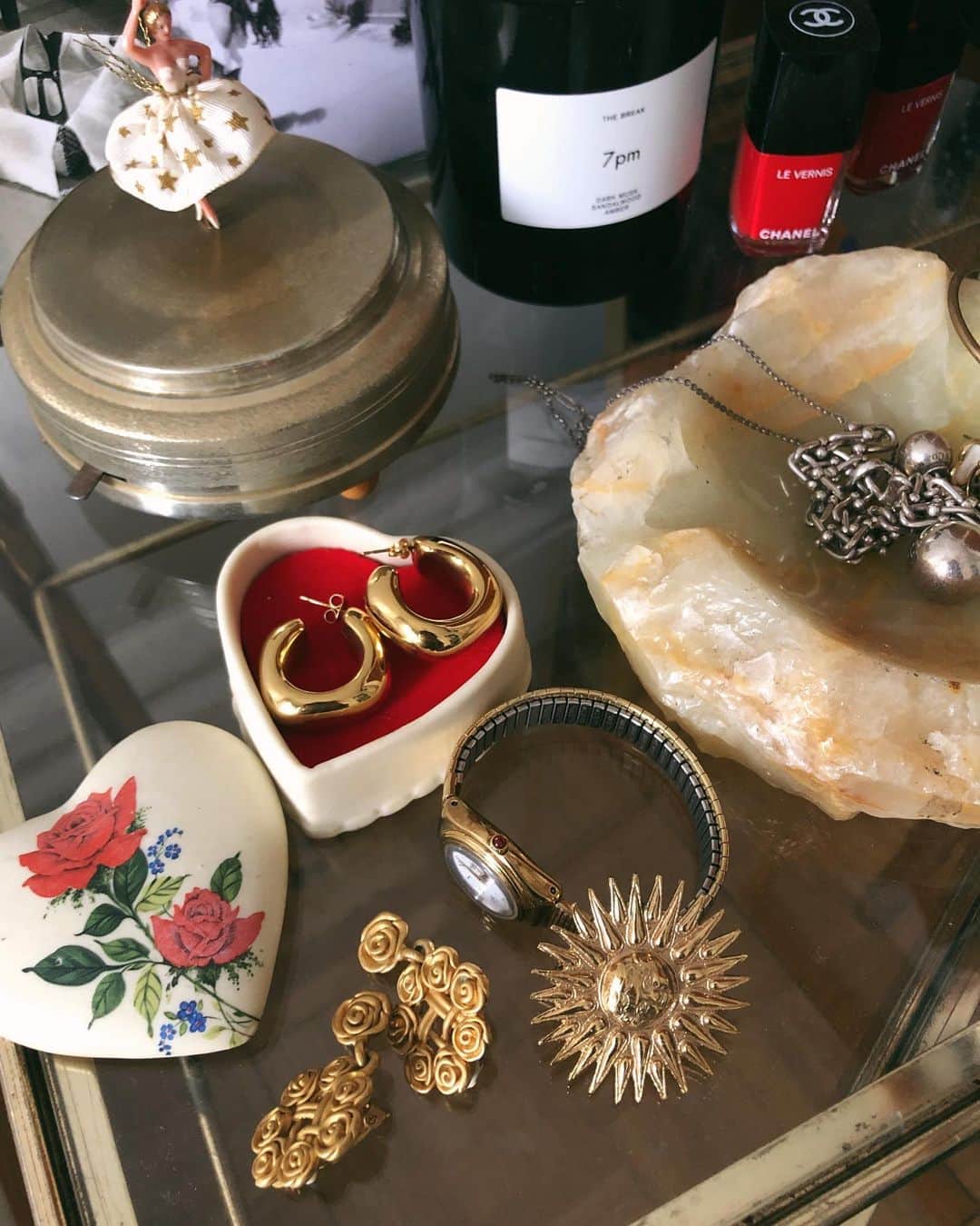 ベイカー恵利沙さんのインスタグラム写真 - (ベイカー恵利沙Instagram)「new earrings @reliquiajewellery  and some vintages I found in Paris 🌞🌹⏳ ゴツンとしたサイズ感が可愛い @reliquiajewellery のピアスと パリの市場で見つけた太陽のブローチ、薔薇のイヤリング、腕時計 薔薇と太陽が一番好きなモチーフだから、 どちらも見つけて嬉しかった♡ バレリーナのオルゴールとハートのアクセサリー入れもvintageで こちらはギフトしてもらったもの🎁🌹」10月21日 20時47分 - bakerelisa