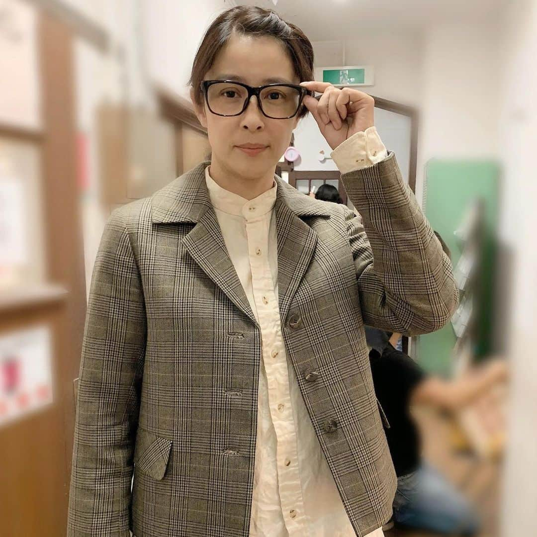 水野美紀さんのインスタグラム写真 - (水野美紀Instagram)「NHK 連続テレビ小説「スカーレット」、今週もご覧ください！写真はクランクインの日に一枚📸 ⠀ ◎お知らせ◎ 10月22日（火・祝）「即位の礼」に関する番組にともない放送時間が変わります。 ［総合］午前7時45分～8時 （再放送 午後0時30分～0時45分） ⠀ #スカーレット  #水野美紀  #ちや子さん 【by staff】」10月21日 20時48分 - mikimizuno_official