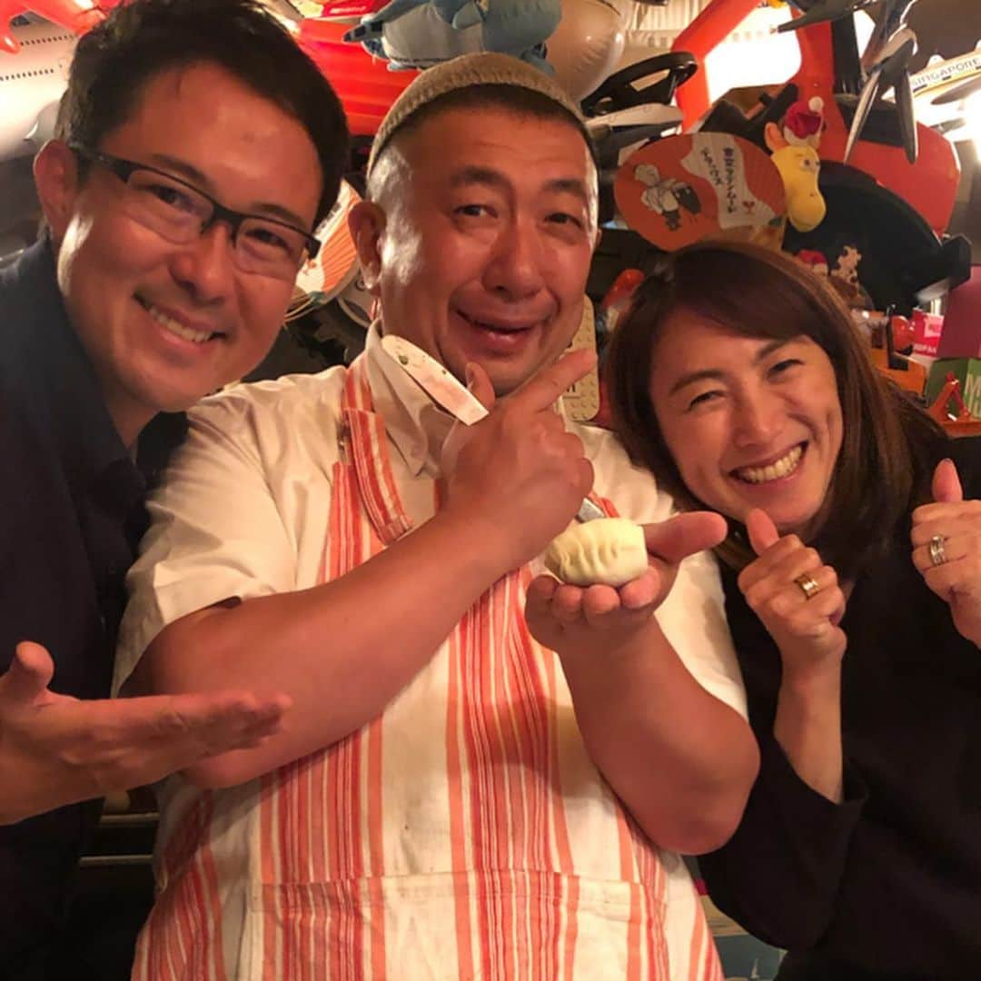 杉山愛さんのインスタグラム写真 - (杉山愛Instagram)「ちょっと前になりますが…😅 餃子をこえた餃子🥟🥟🥟🥟🥟を 食べに行きました😋  パラダイスさんの餃子🥟世界1✨ この秋食べ過ぎて体重がプラス2.5kg😱😱😱 その後、親知らずを抜き😱食べる量が極端に減り😐体重がもと通りに😌 未だ違和感のある状態ですが、完治した時に暴飲暴食要注意🙅‍♀️ 皆さんはどうやって体重コントロールしてますか？🤔🤔🤔」10月21日 20時41分 - aisugiyamaofficial