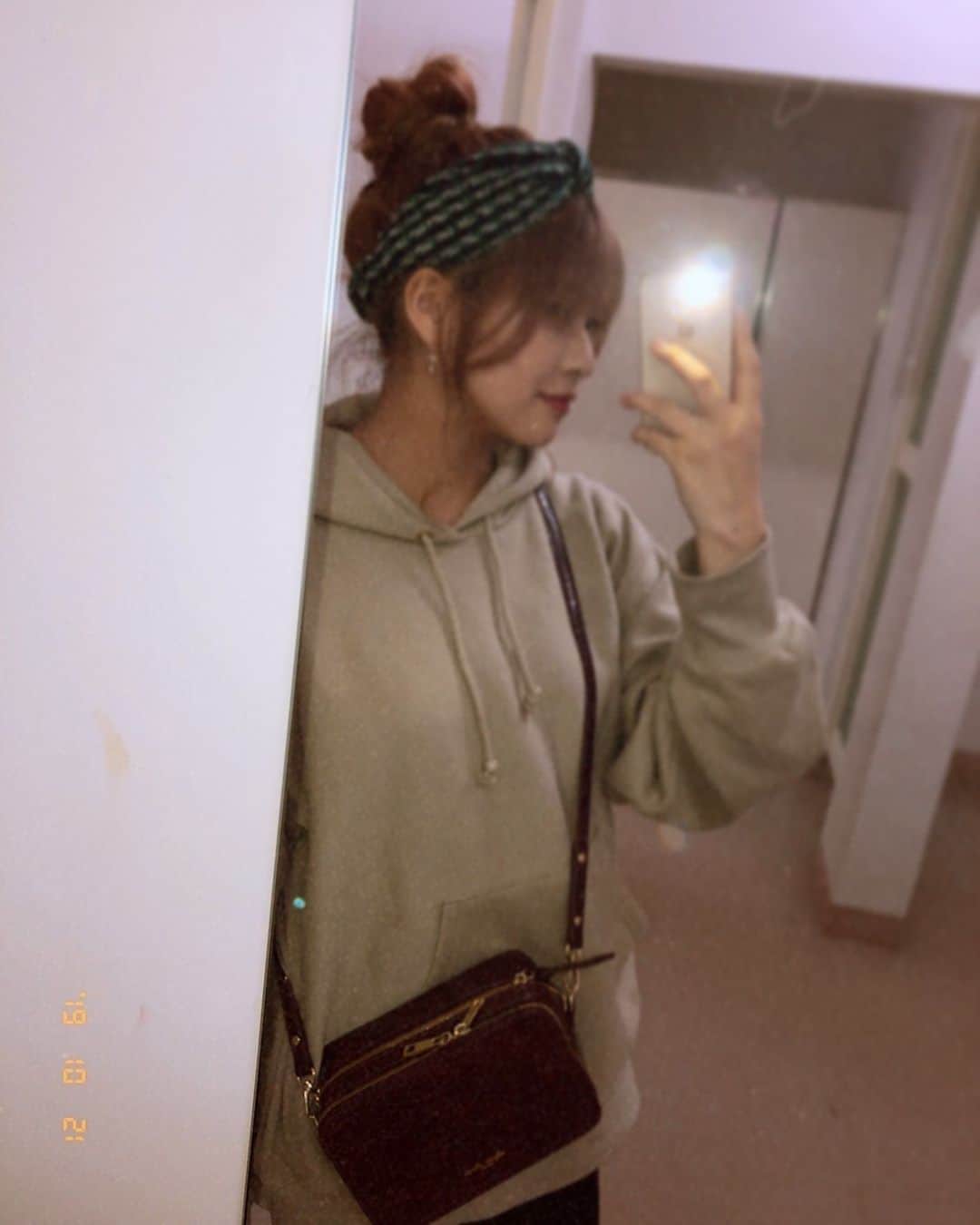 のインスタグラム：「緑にハマってて、見えにくいけどこのヘアターバンも新しく買った緑〜🐢🦎🌵🌿🍀🍏🦠 まいにちたのしいです🦖🦖🦖 ・ ・ #お団子ヘア #ヘアターバン #パーカー #パーカーコーデ #パーカー女子」