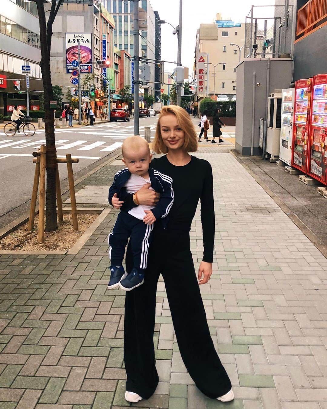 リアノン・ランゲラック（ミッチェル・ランゲラックの妻）のインスタグラム：「Trying to drag this kid home 😅」